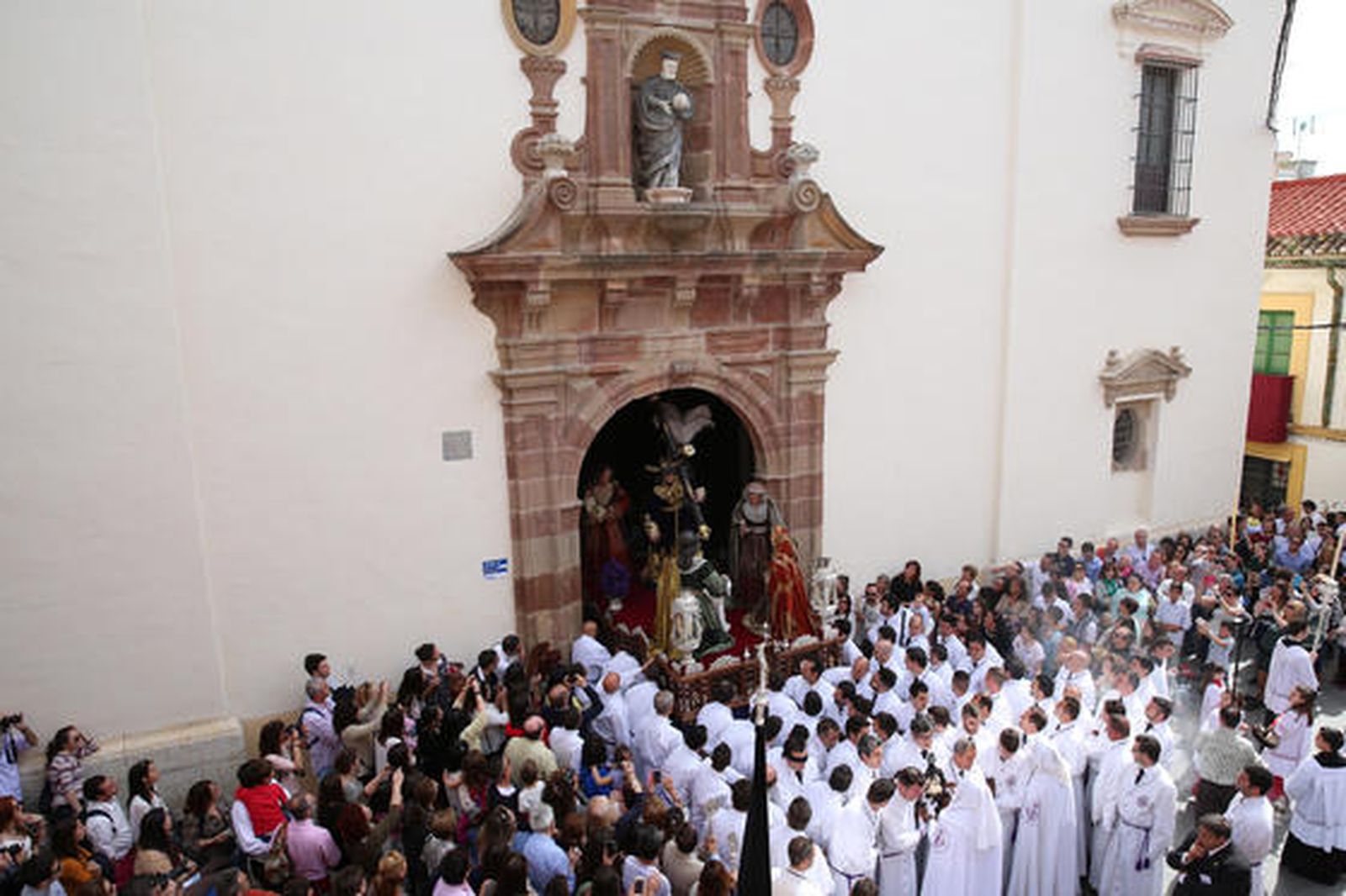 Salida de Salutación de la iglesia de San Felipe Neri.

Foto: Marilu Báez / L. M. Gómez Pozo