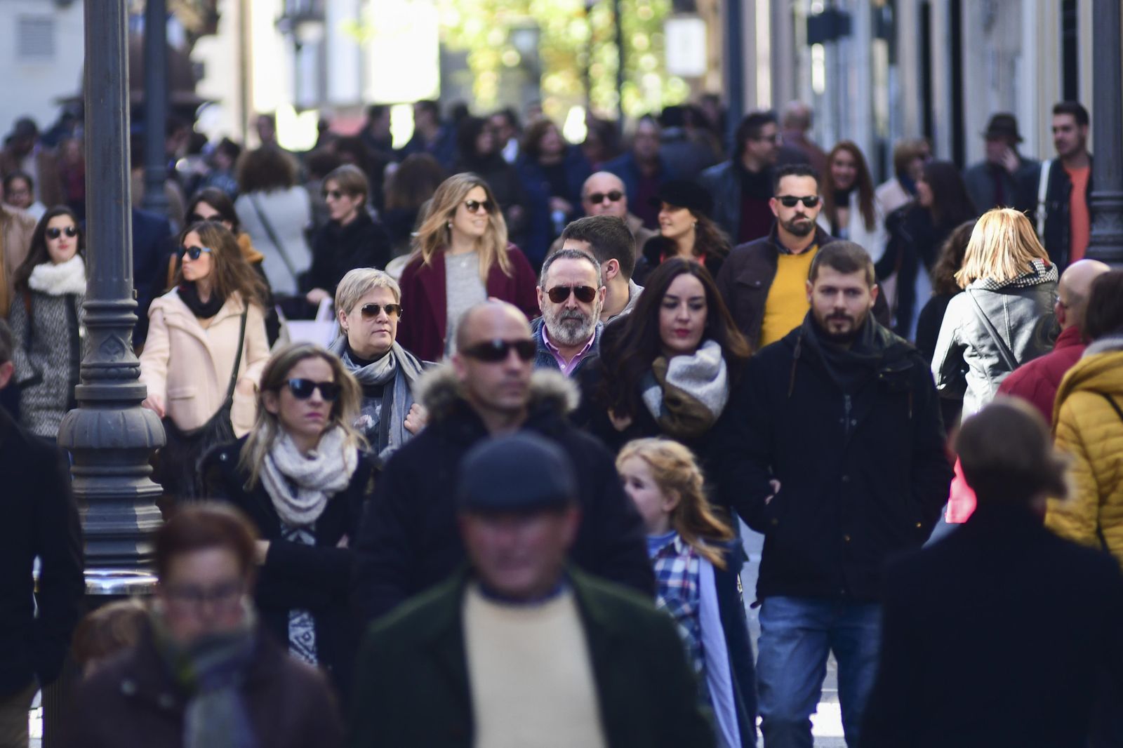 Un numeroso grupo de personas pasea por la calle Gondomar.