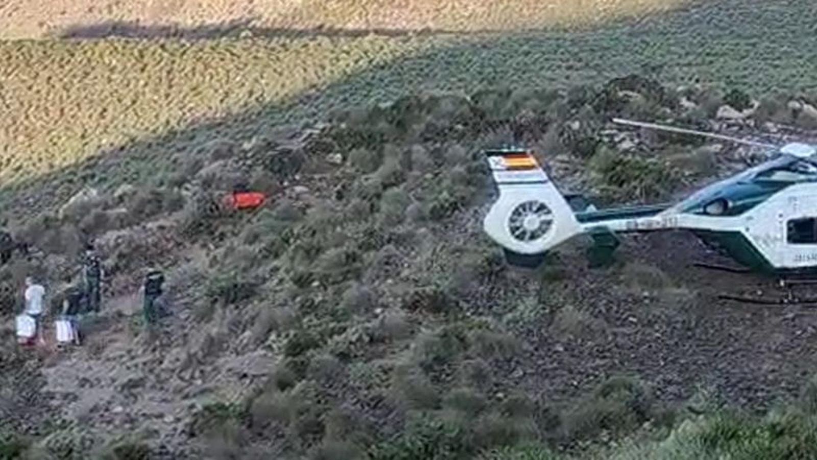 Helicóptero de la Guardia Civil en el rescate de los cuerpos. Helicóptero de la Guardia Civil en el rescate de los cuerpos.