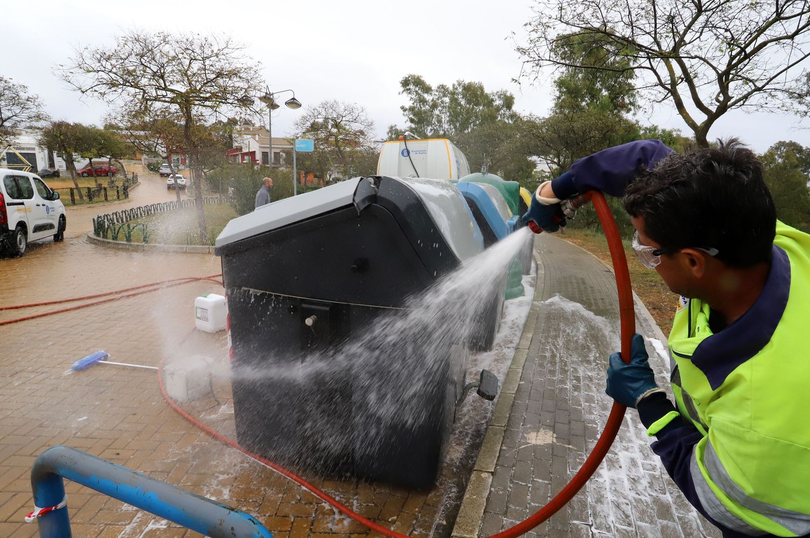 Imágenes del servicio especial de limpieza del Ayuntamiento de Huelva