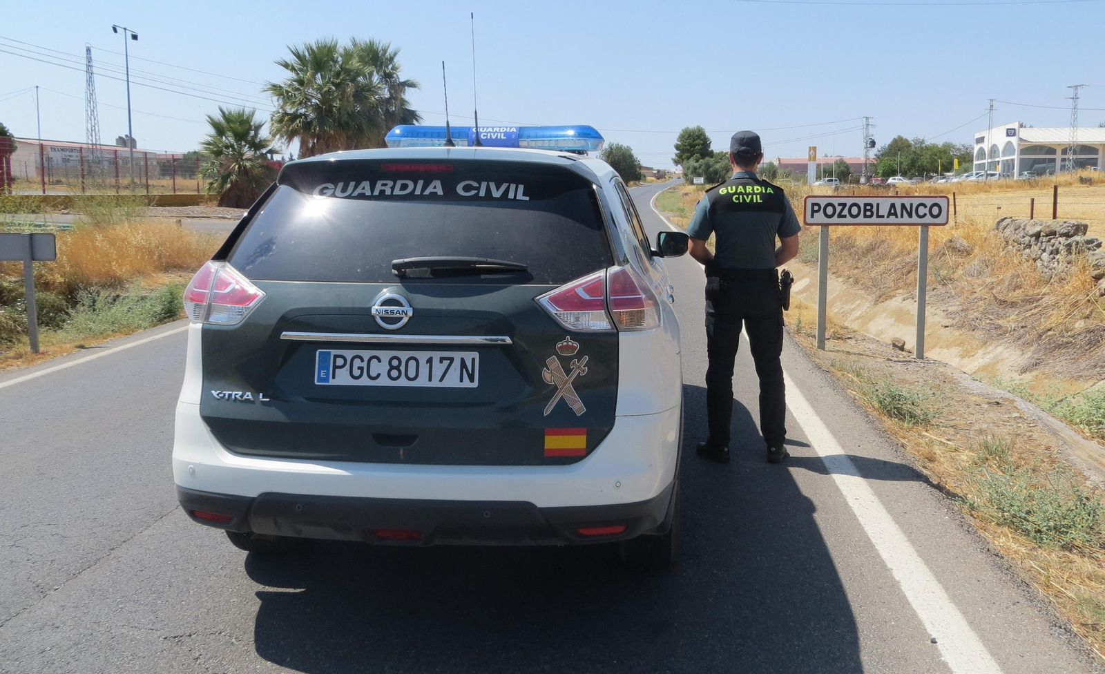 Un agente de la Guardia Civil en Pozoblanco.