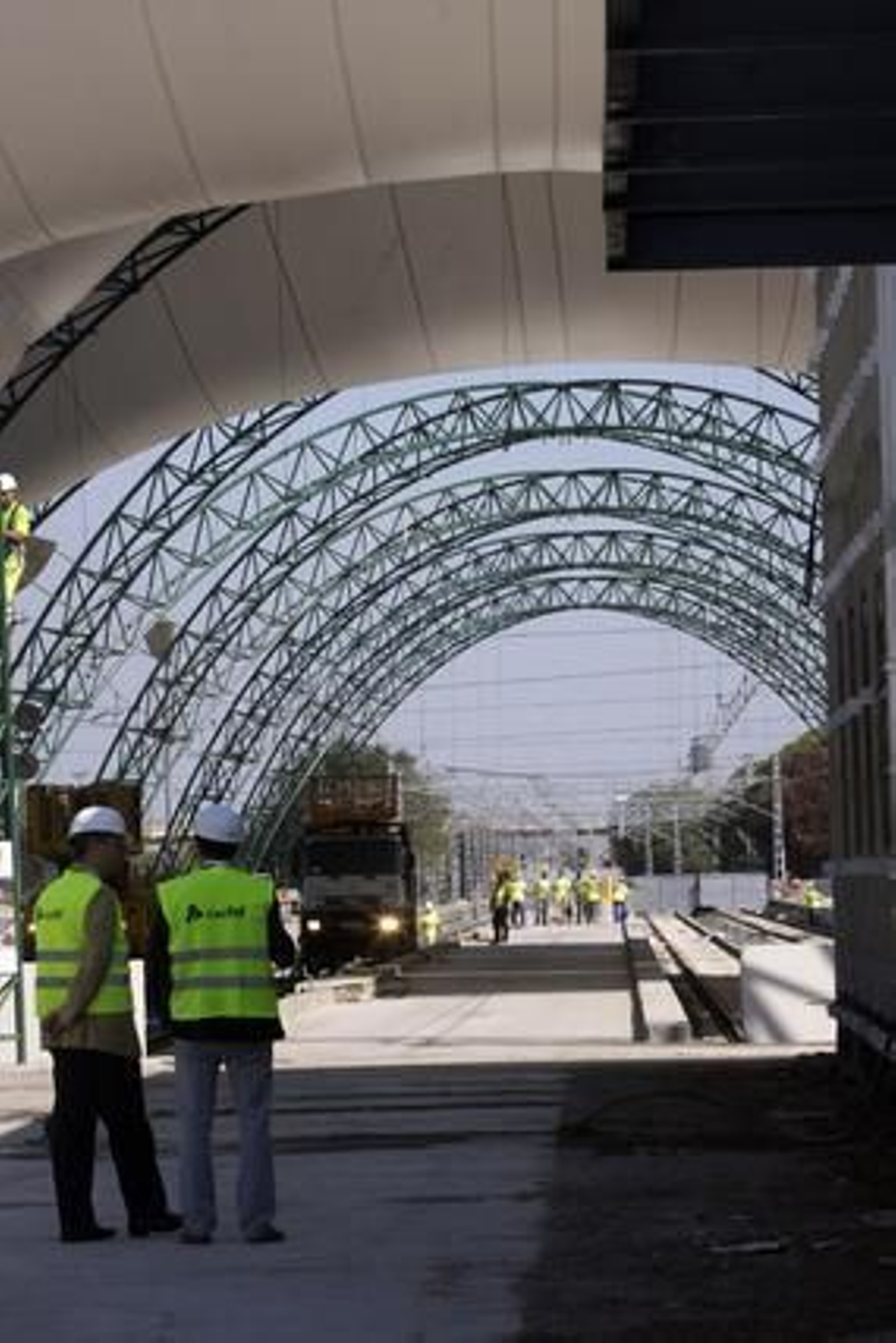 El presidente del Administrador de Infraestructuras Ferroviarias (ADIF), Antonio González, visita las obras de la línea C2 del cercanías junto al delegado del Gobierno en Andalucía, Luis García Garrido, y el portavoz del PSOE en el Ayuntamiento hispalense, Juan Espadas.  Foto: Belén Vargas