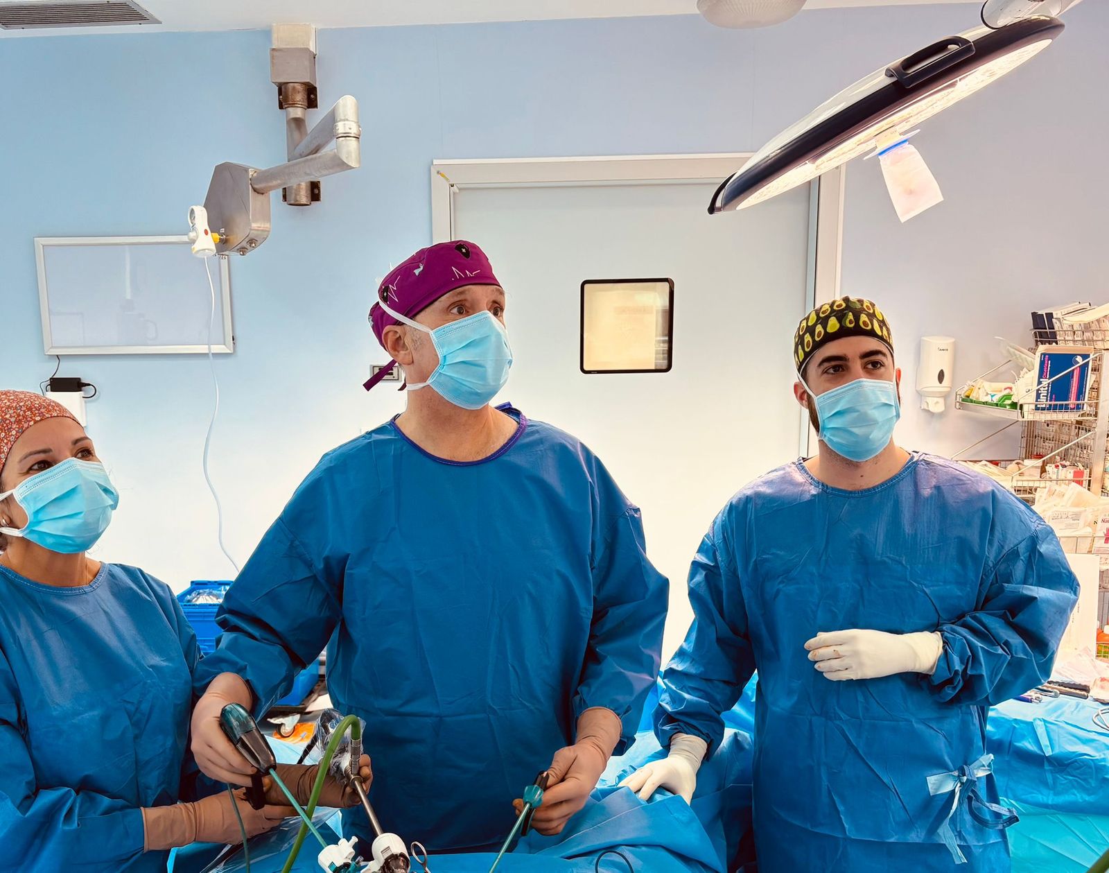 El Dr. Felices en una intervencion con su equipo de quirófano.