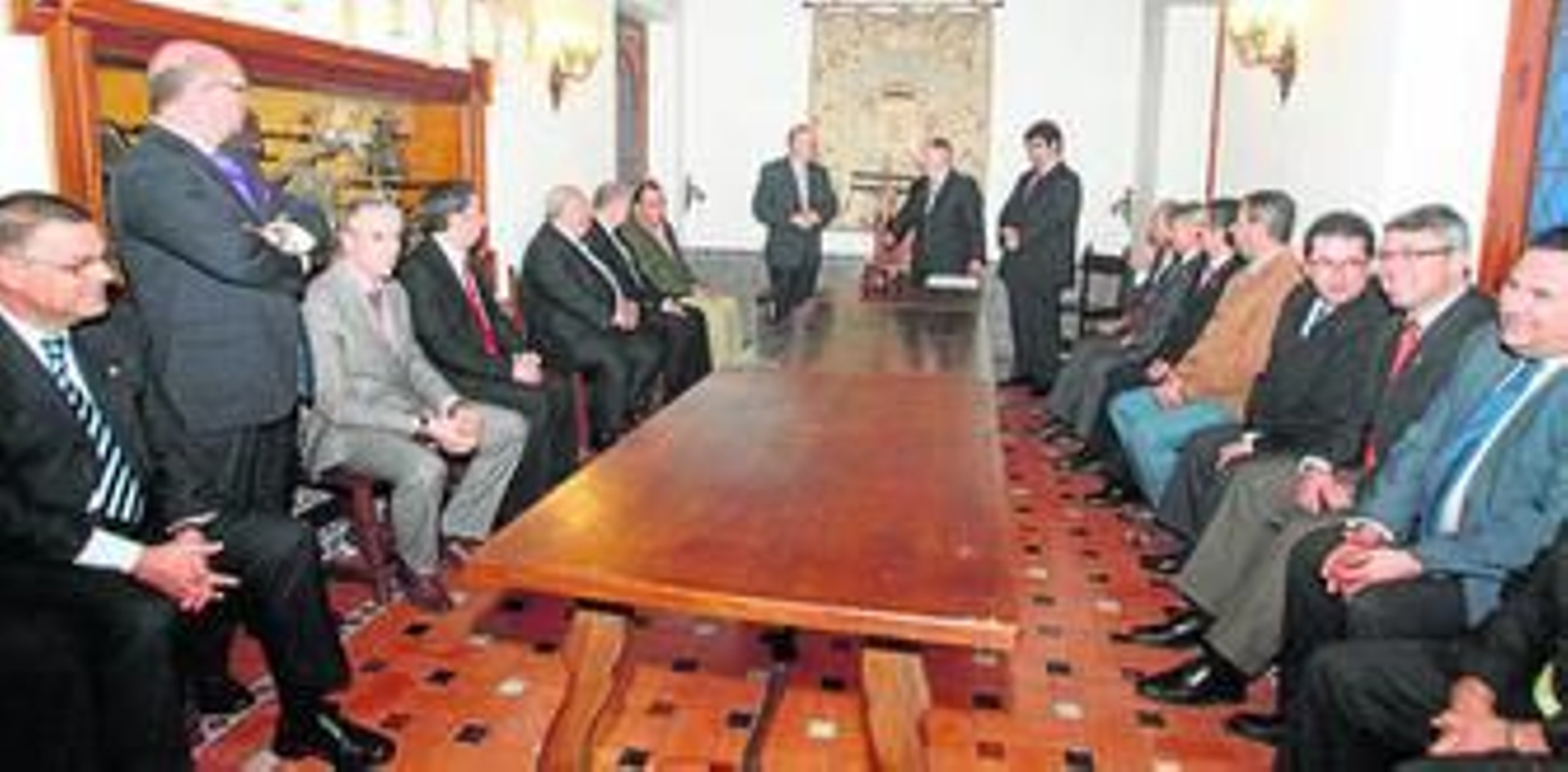Representantes de las distintas cofradías, en el acto de la Toma de Horas presidido por el presidente del Consejo de Hermandades.