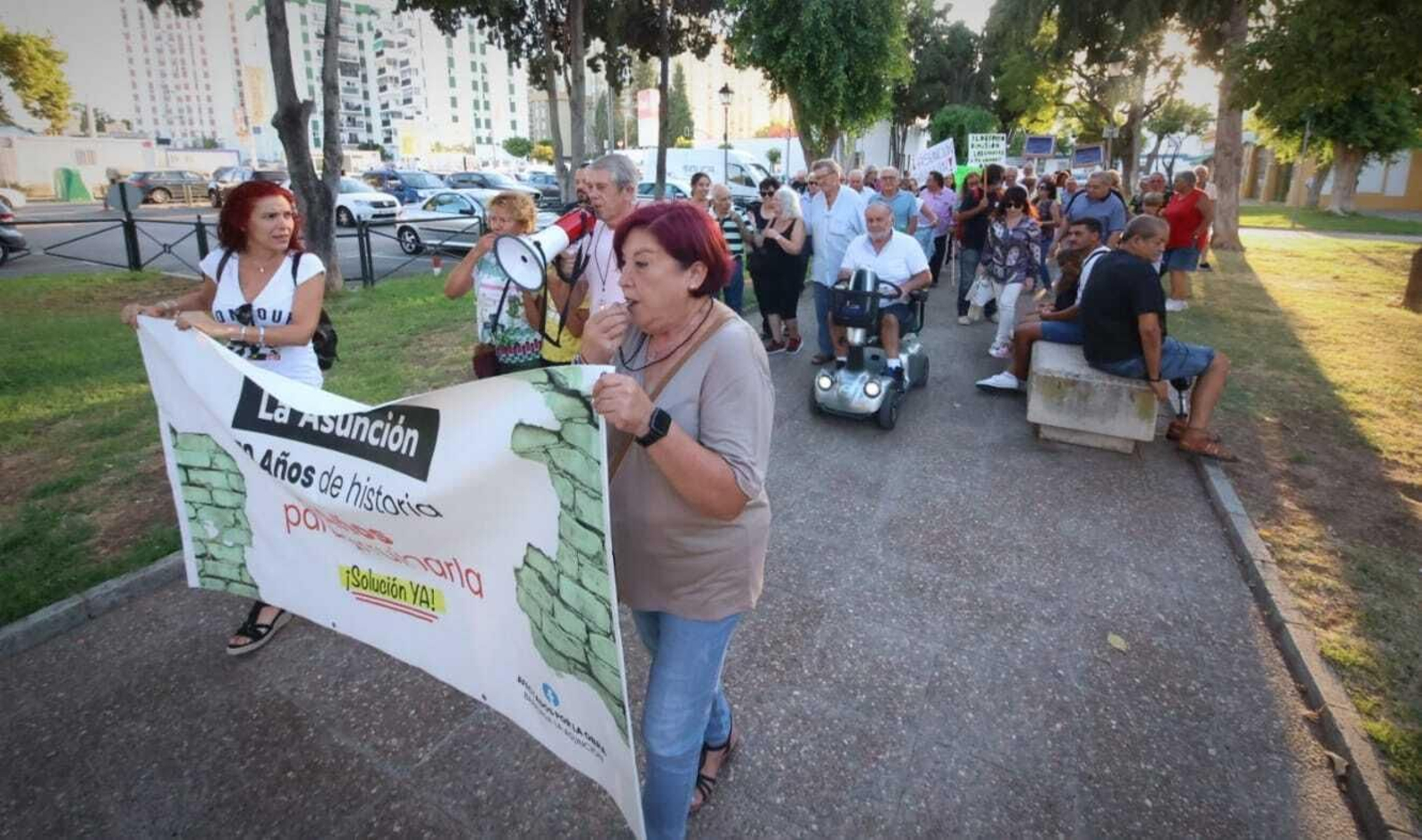 Manifestación de los vecinos de La Asunción por las obras de rehabilitación de la barriada