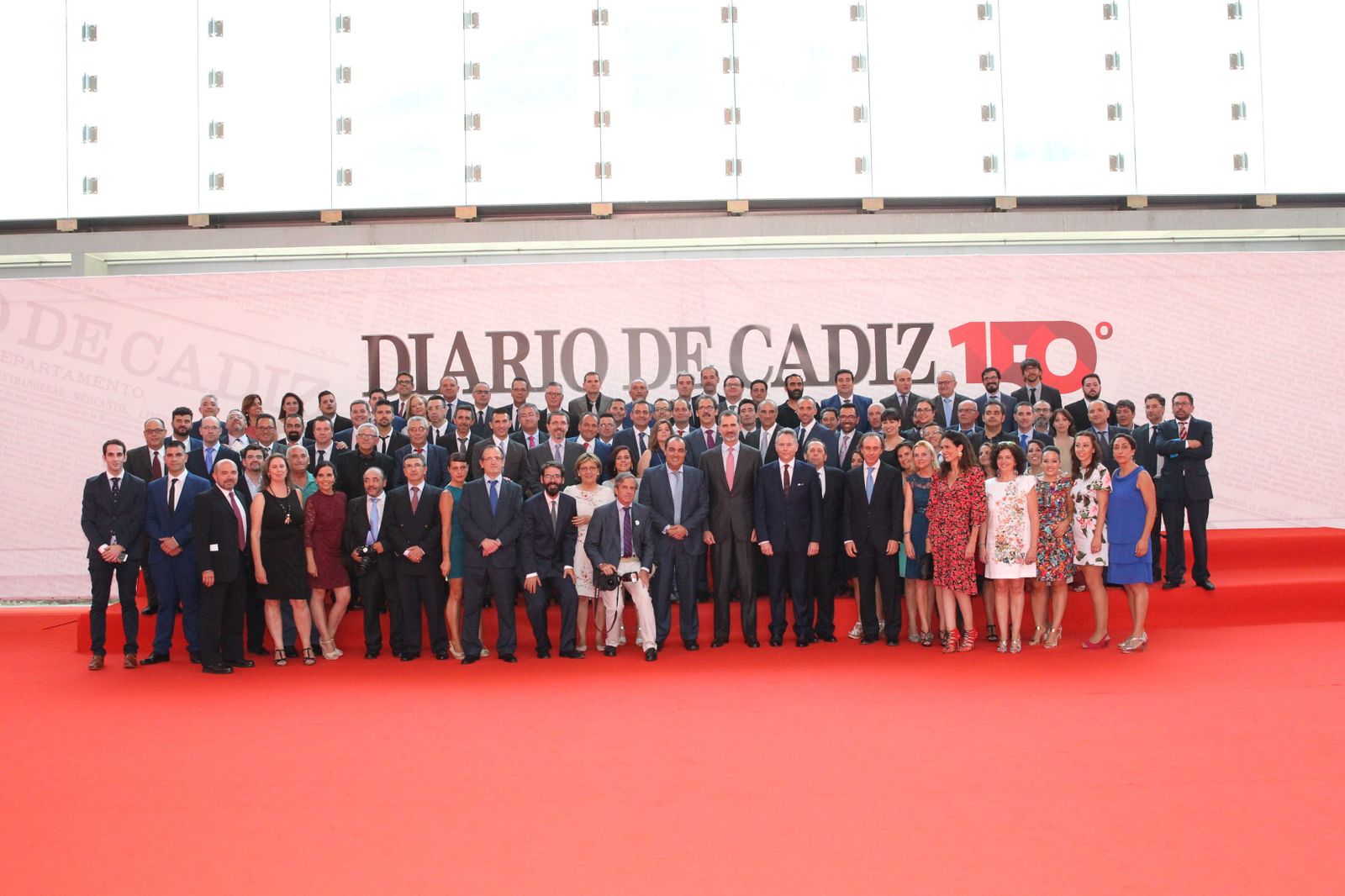 Tras los discursos y el almuerzo conmemorativo, el Rey conversó con los trabajadores de ‘Diario de Cádiz’, con los que se hizo una foto de familia y a los que felicitó personalmente por el histórico aniversario.