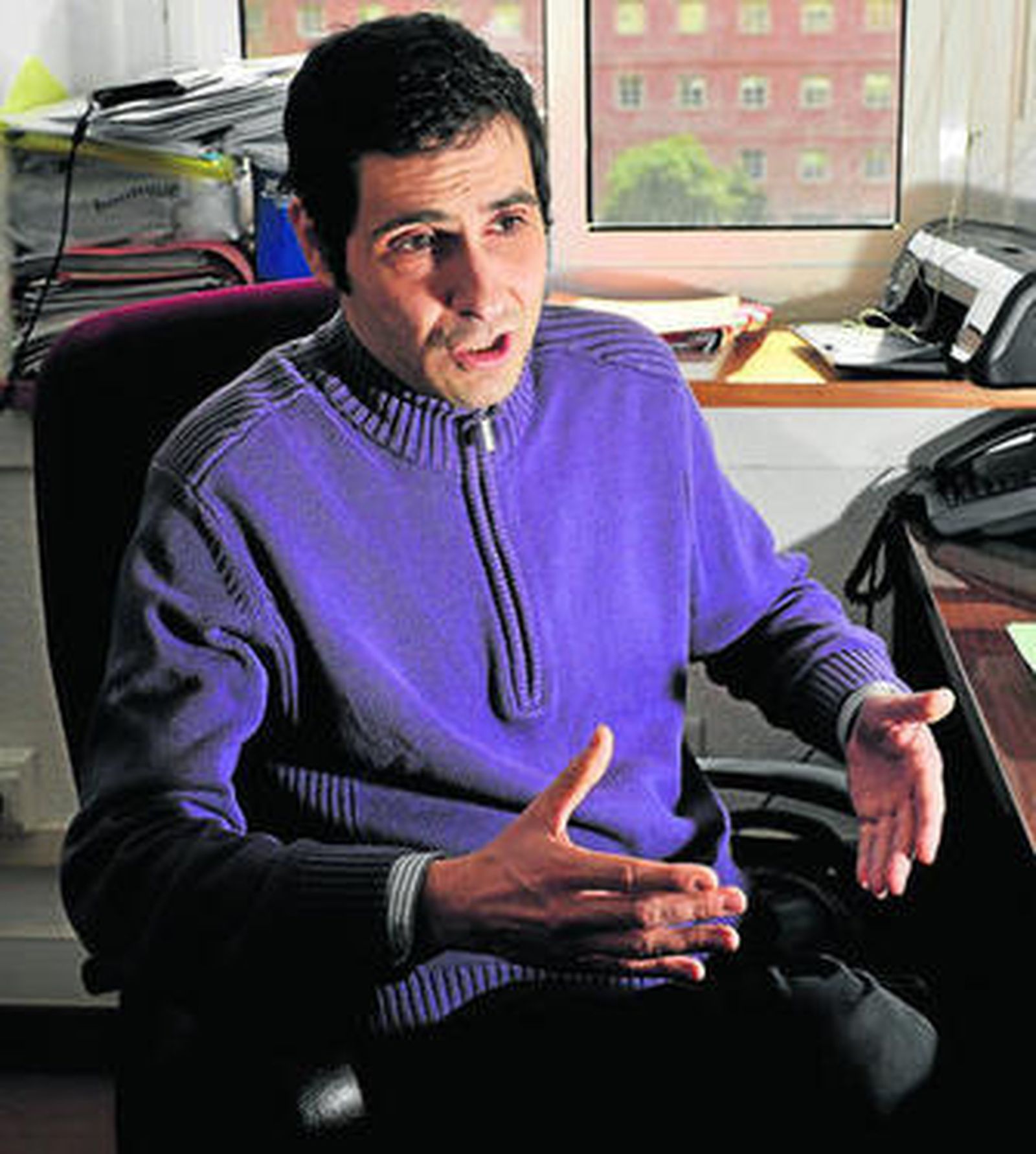 Guillem Colom, en la Universidad Pablo de Olavide, durante un momento de la entrevista.