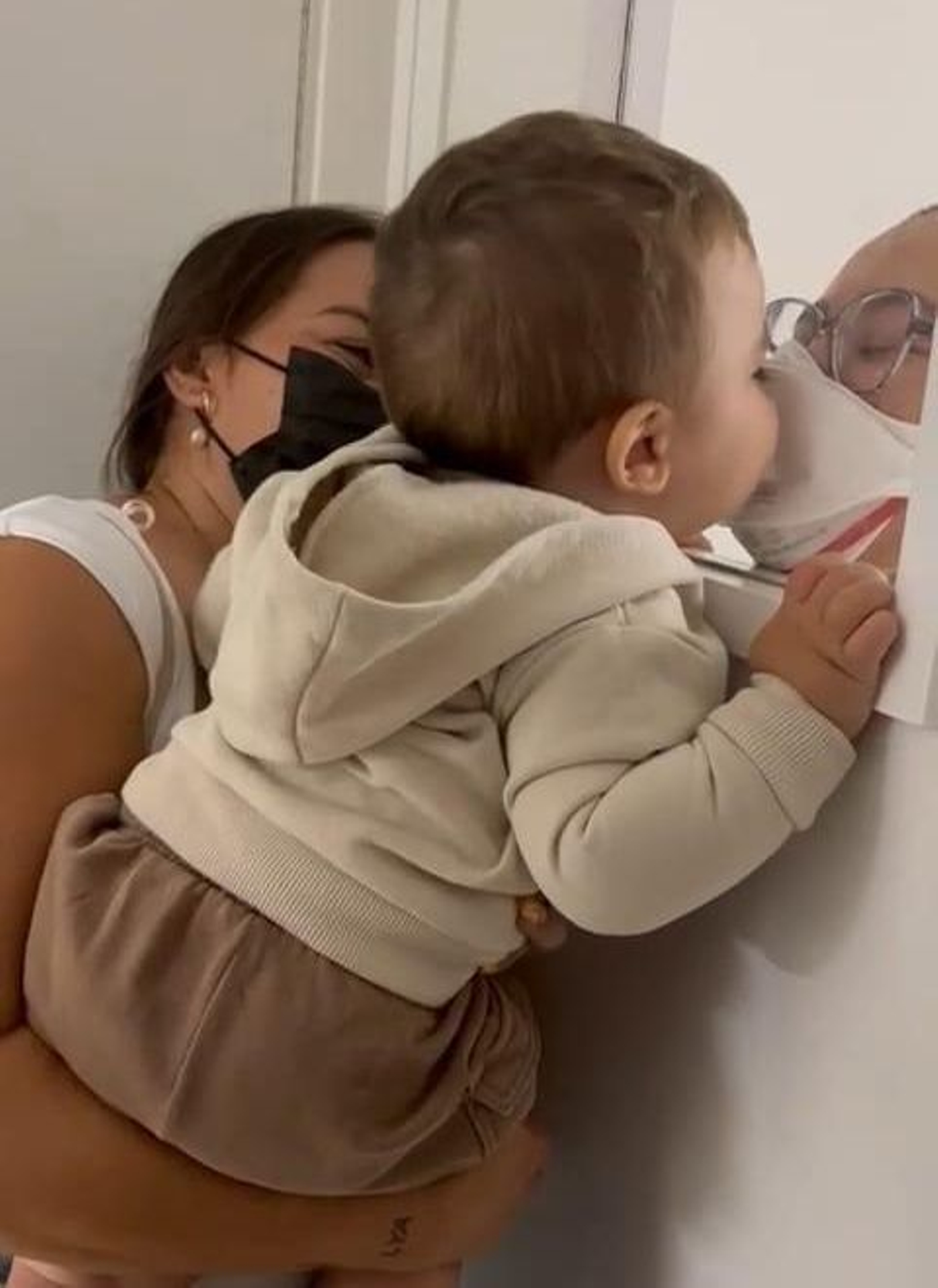 Su hijo, Leo, la visitó este domingo antes de la operación.