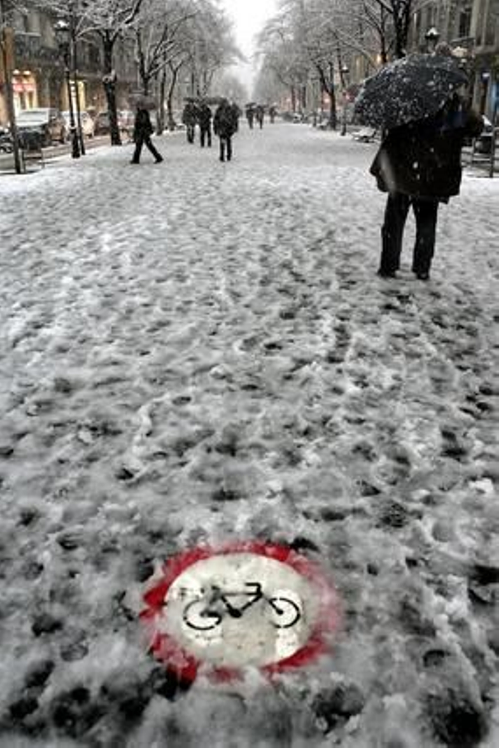 Una intensa nevada cubre Barcelona y a casi toda Cataluña. /EFE · AFP Photo · Reuters