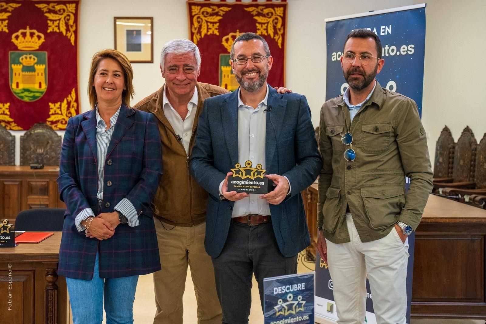 Los representantes municipales y de la fundación, tras la firma del convenio.