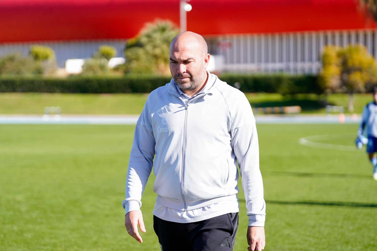 Diego Galiano, con gesto serio dirigiéndose al vestuario en el descanso.