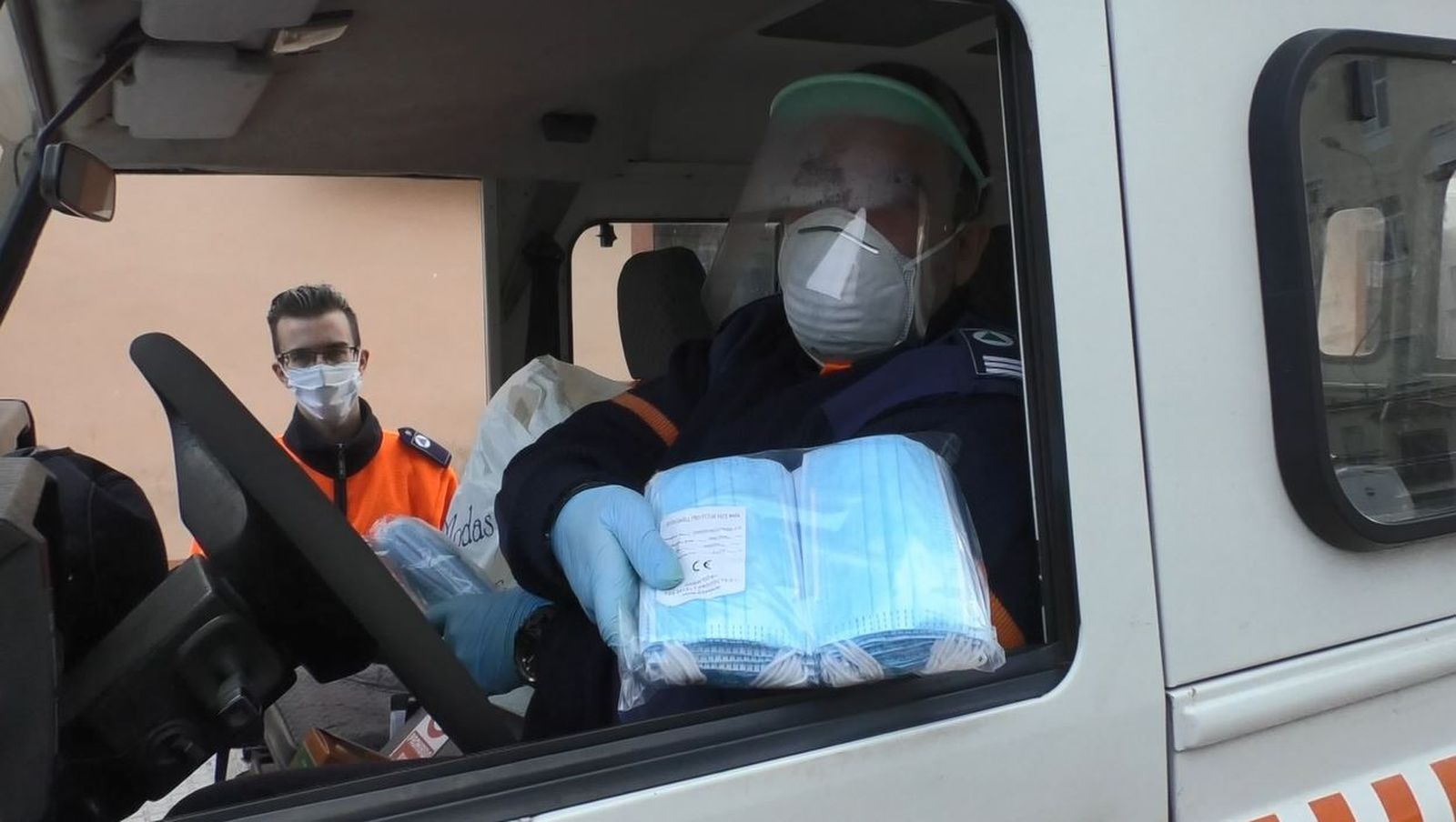 Efectivos de Protección Civil, este lunes, durante el reparto de mascarillas