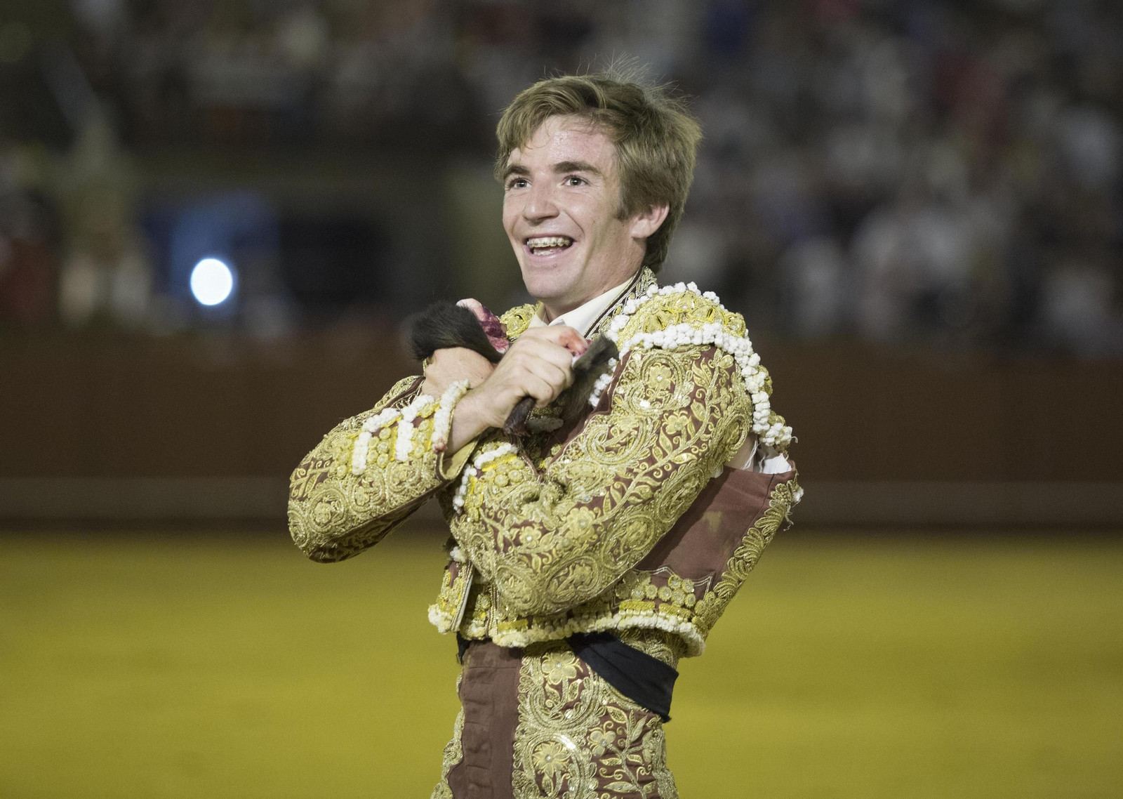 Daniel de la Fuente agradece al público las dos orejas que le brindó