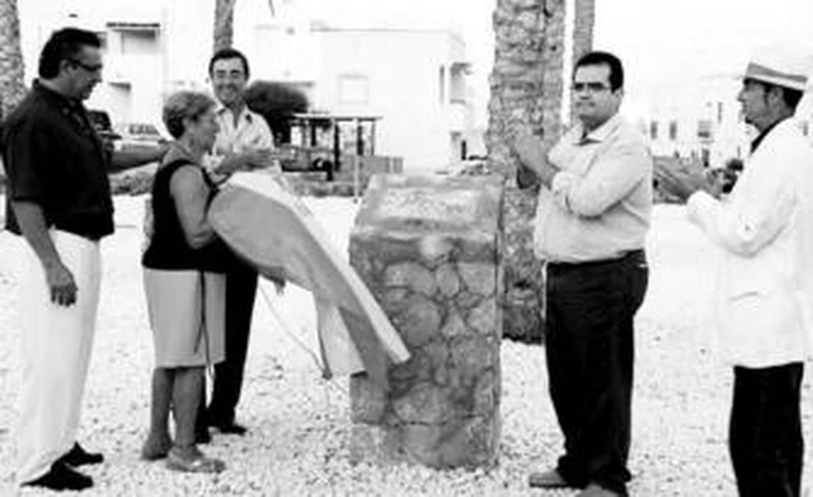 El alcalde y la viuda de Rufino descubriendo el nombre de la plaza en la inauguración.