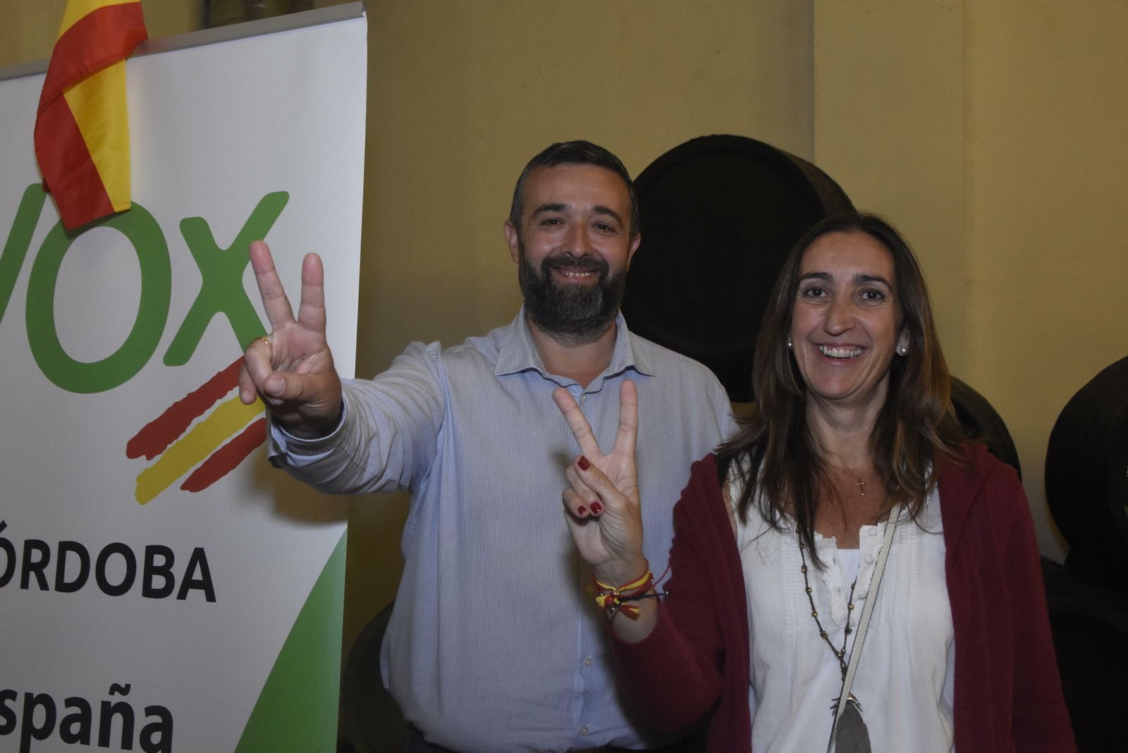 Rafael Saco y Paula Badanelli, en la sede de Vox Córdoba durante la noche electoral.