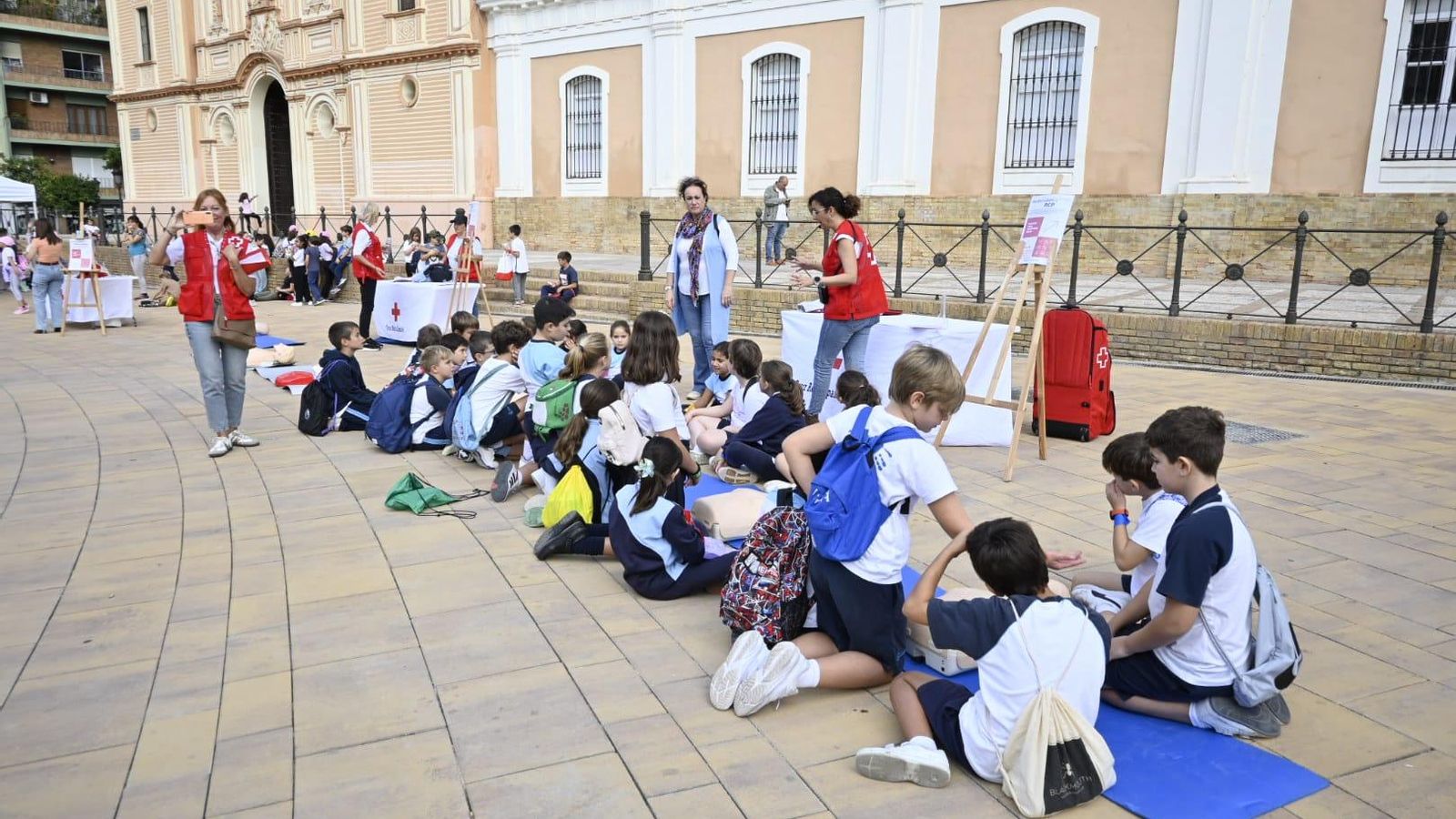 Niños realizando un taller de RCP en la Plaza de La Merced.