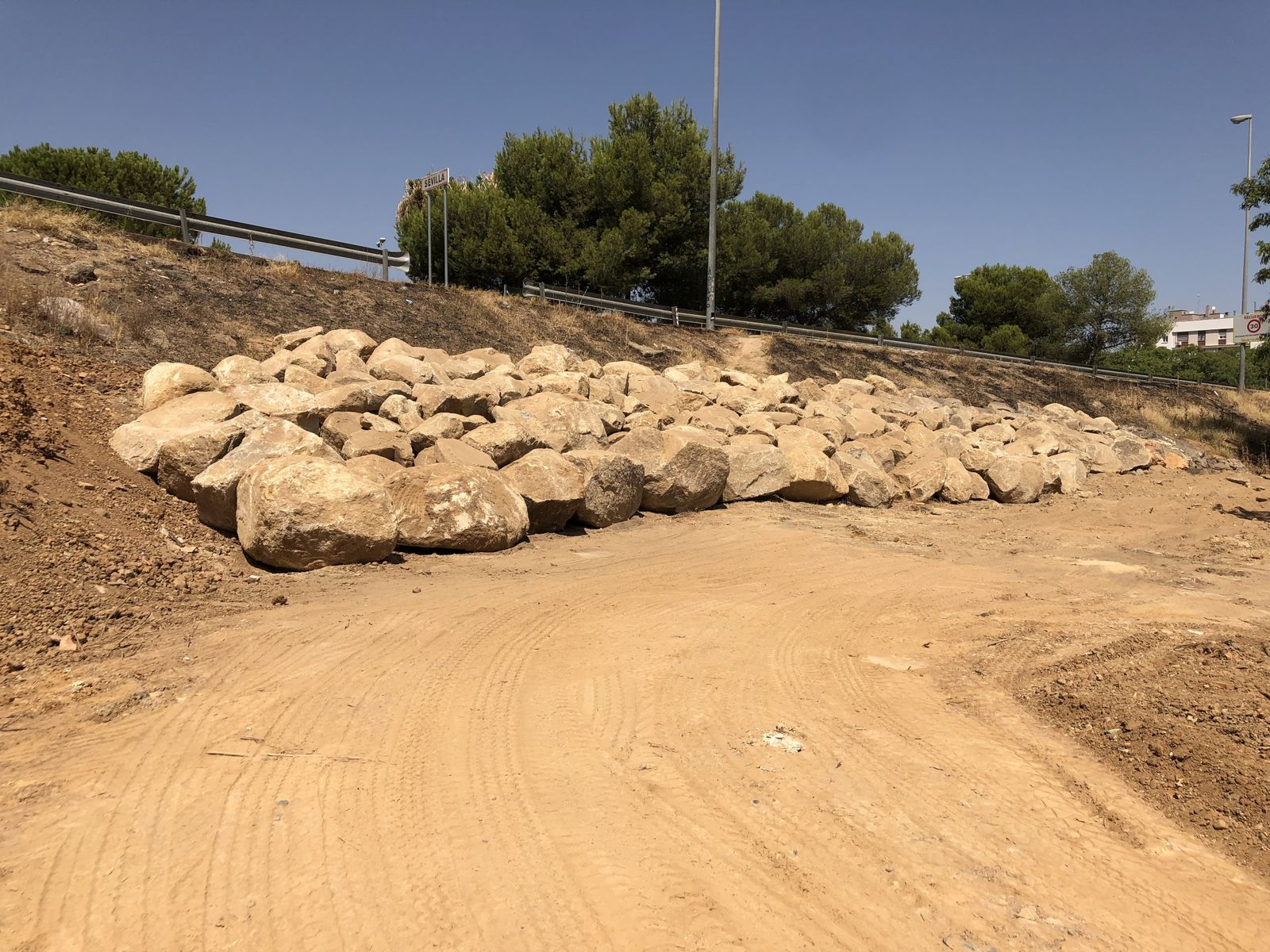 Trabajos en el muro de contención que separa la A-92 de la SE-30