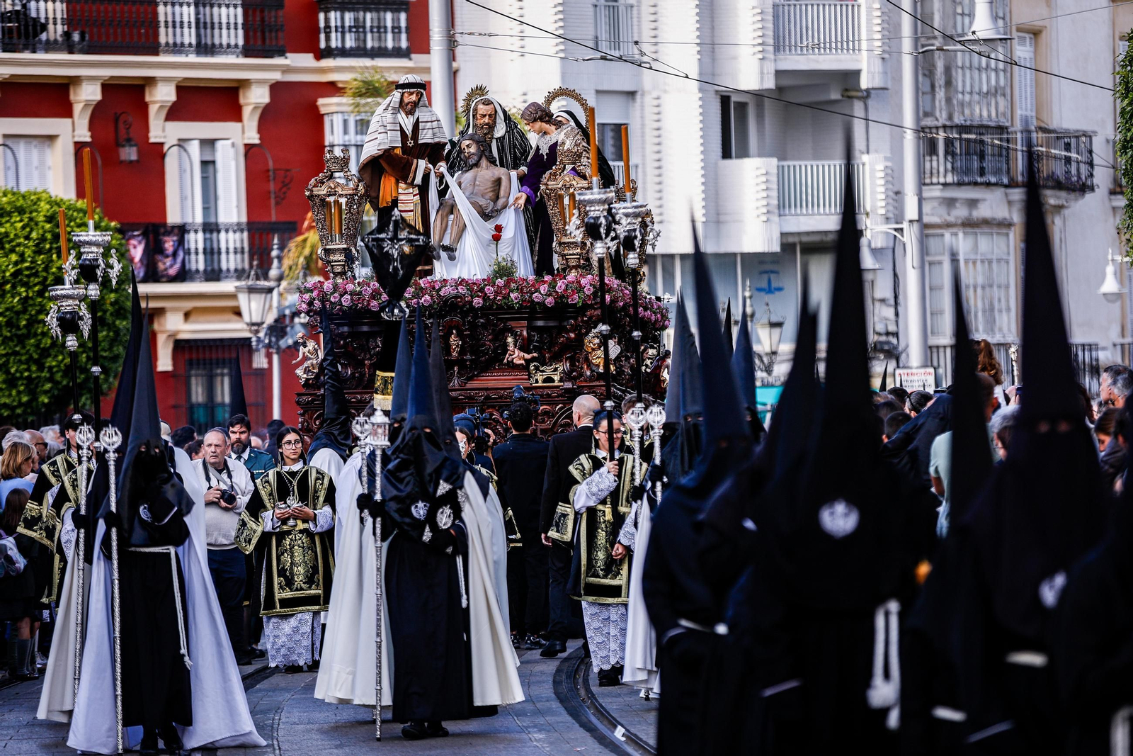 Imágenes de la salida de la Soledad en la Semana Santa de San Fernando 2025