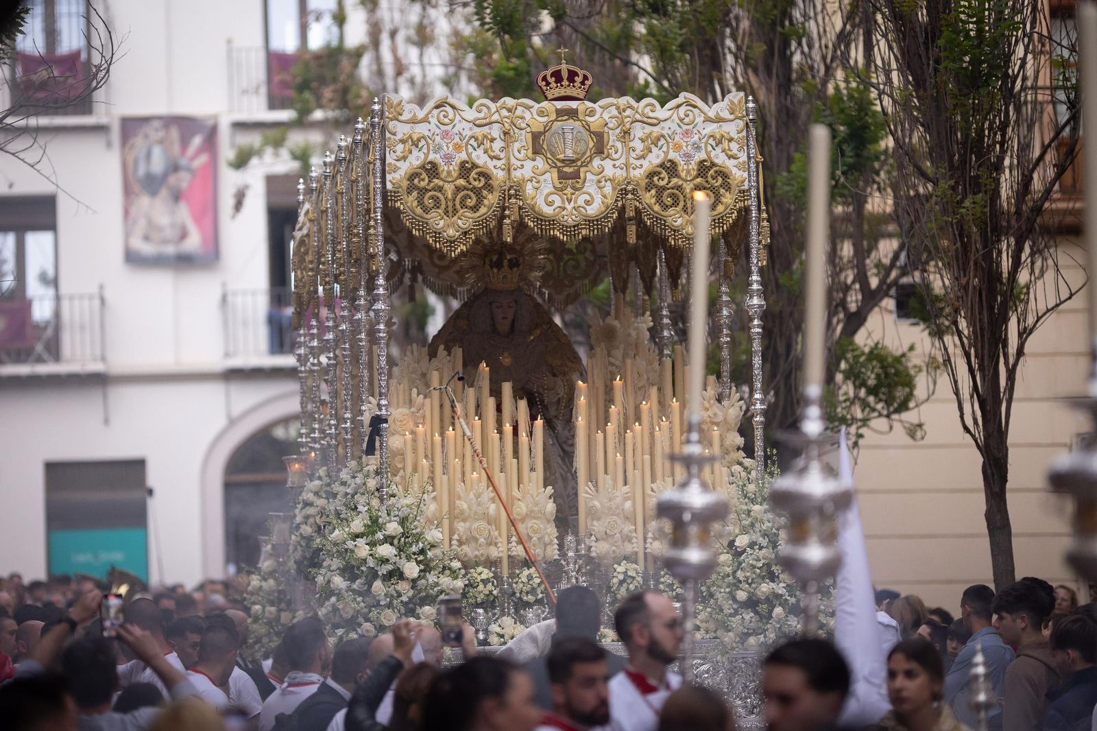 Las mejores fotos del nuevo recorrido por el Realejo de la procesión de la Aurora en el Jueves Santo de Granada