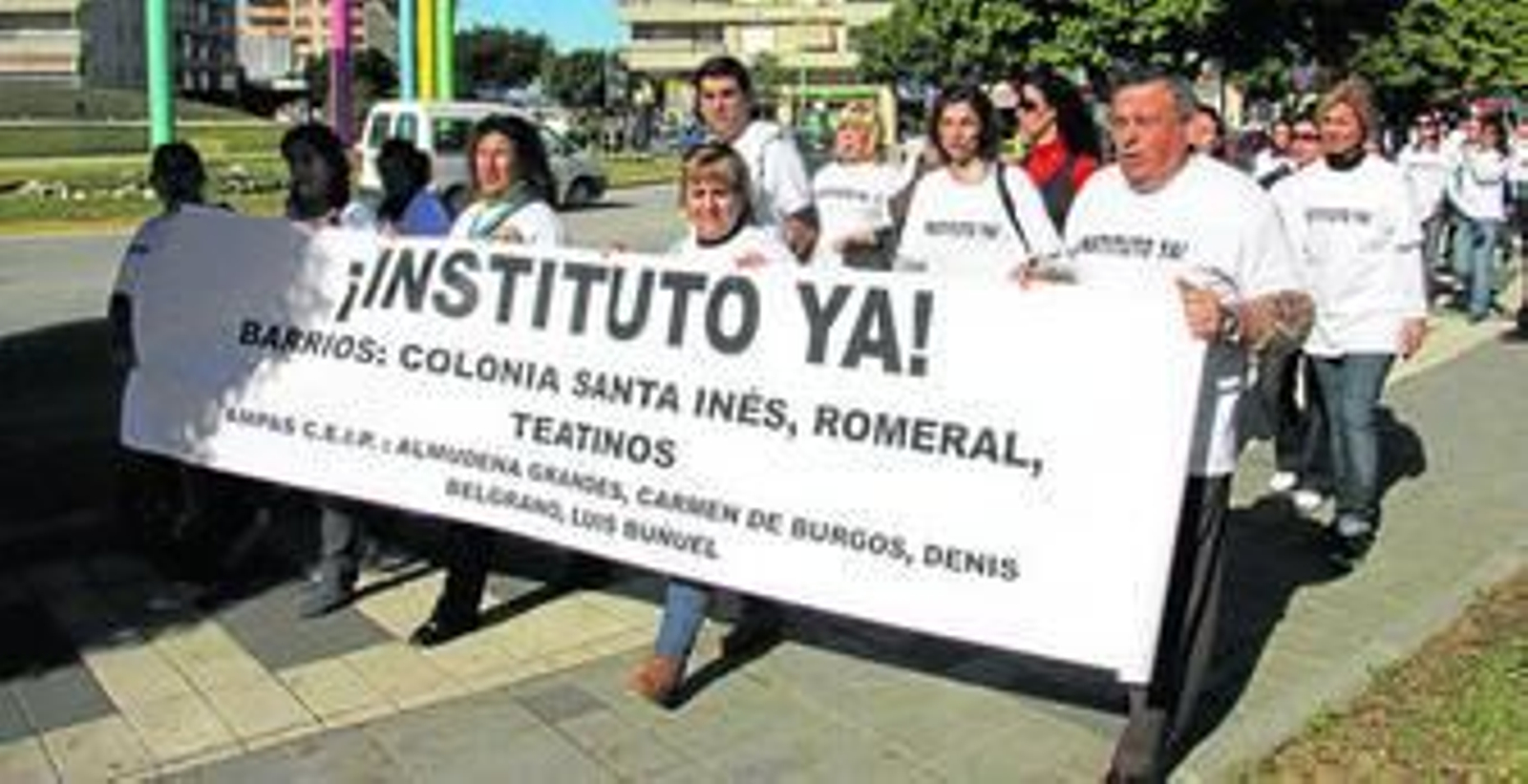Los padres se movilizan, el pasado 16 de marzo, por la falta de infraestructuras educativas en la zona de Teatinos.