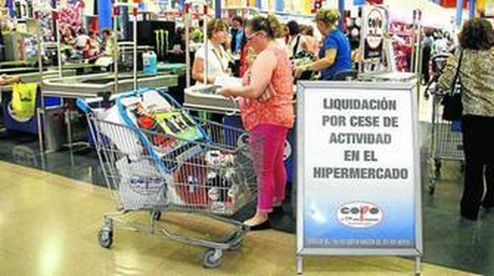 En el hipermercado ha habido una campaña de liquidación de existencias que ha hecho que miles de personas hayan ido a comprar a menor precio.