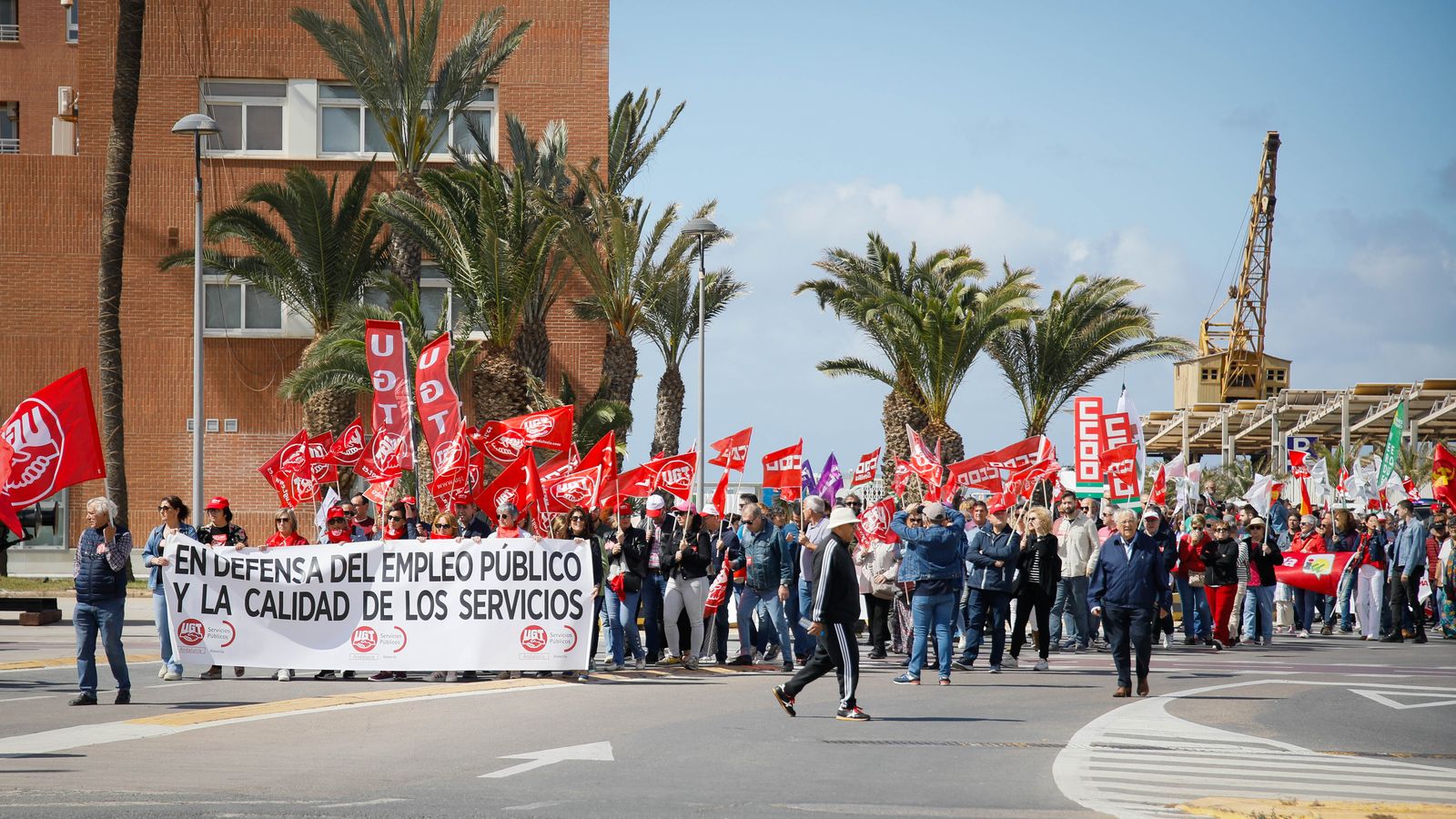 Los sindicatos convocantes, instantes previos a emprender la marcha por la capital.