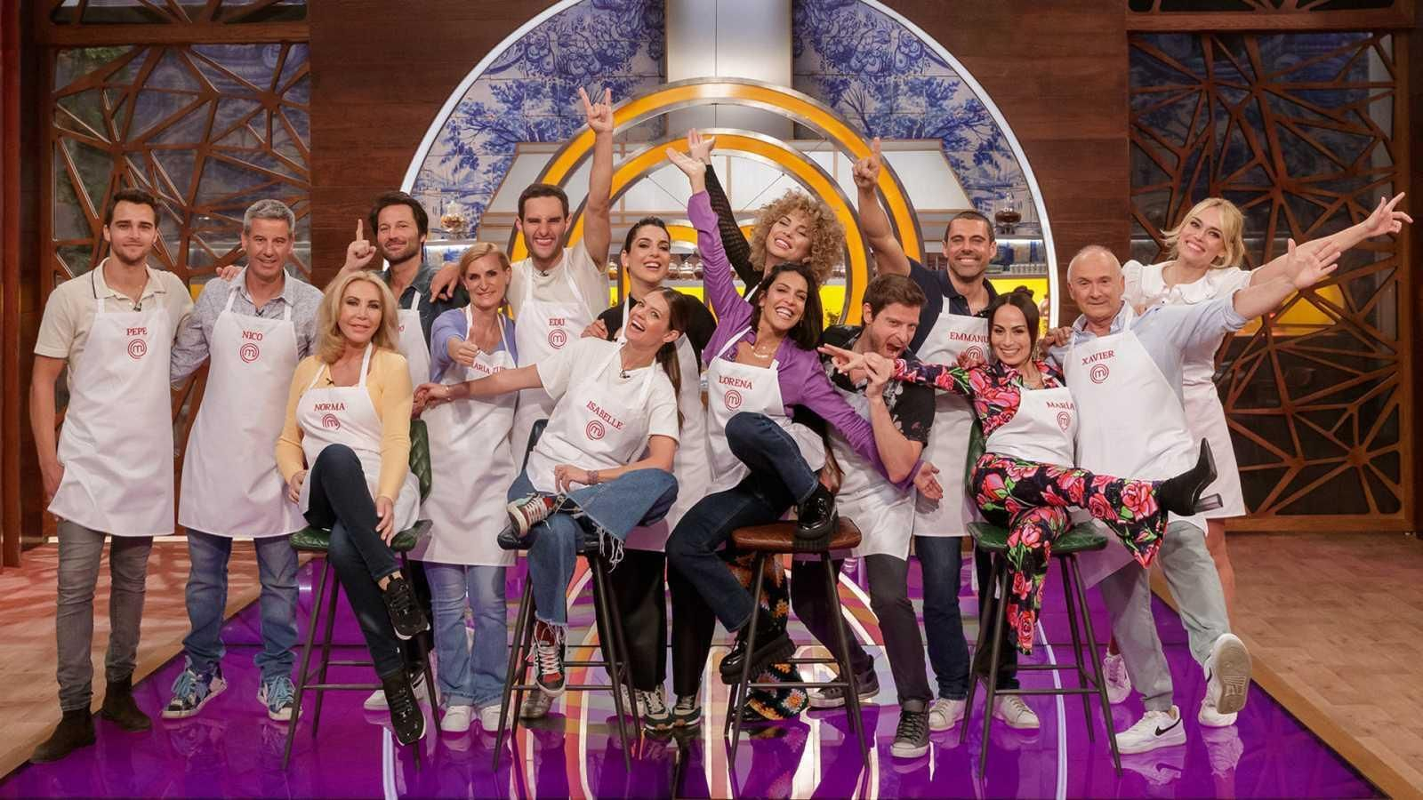 Foto de familia en la que aparecen todos los concursantes de 'MasterChef Celebrity 7'.
