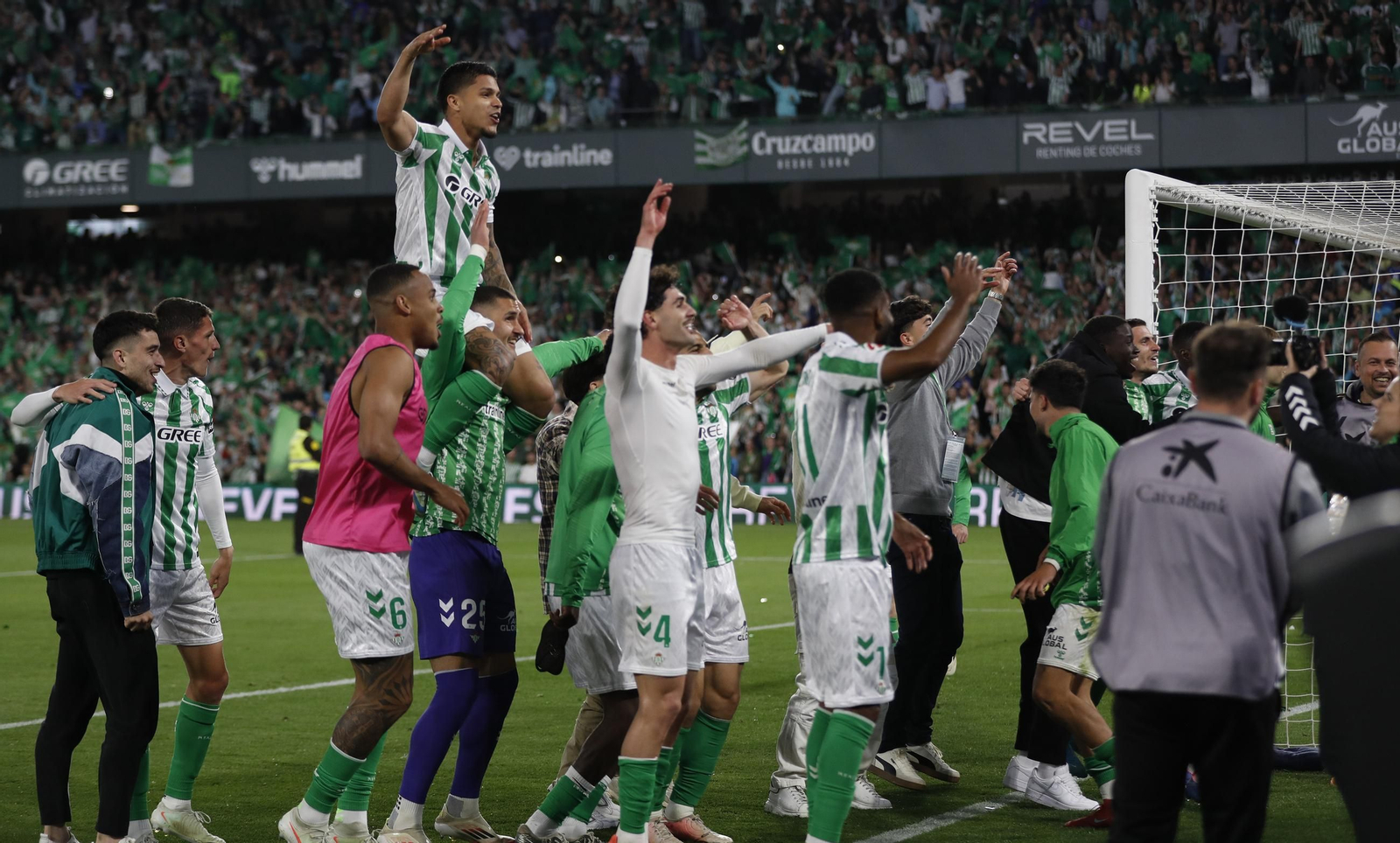 Cucho Hernández, autor del 2-1, es portado a hombros en la fiesta final con la hinchada bética.