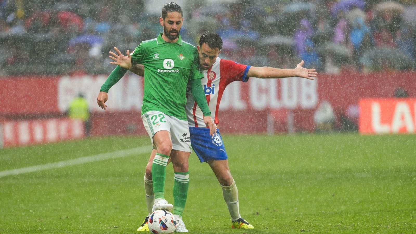 Isco protege el balón ante Eric García.