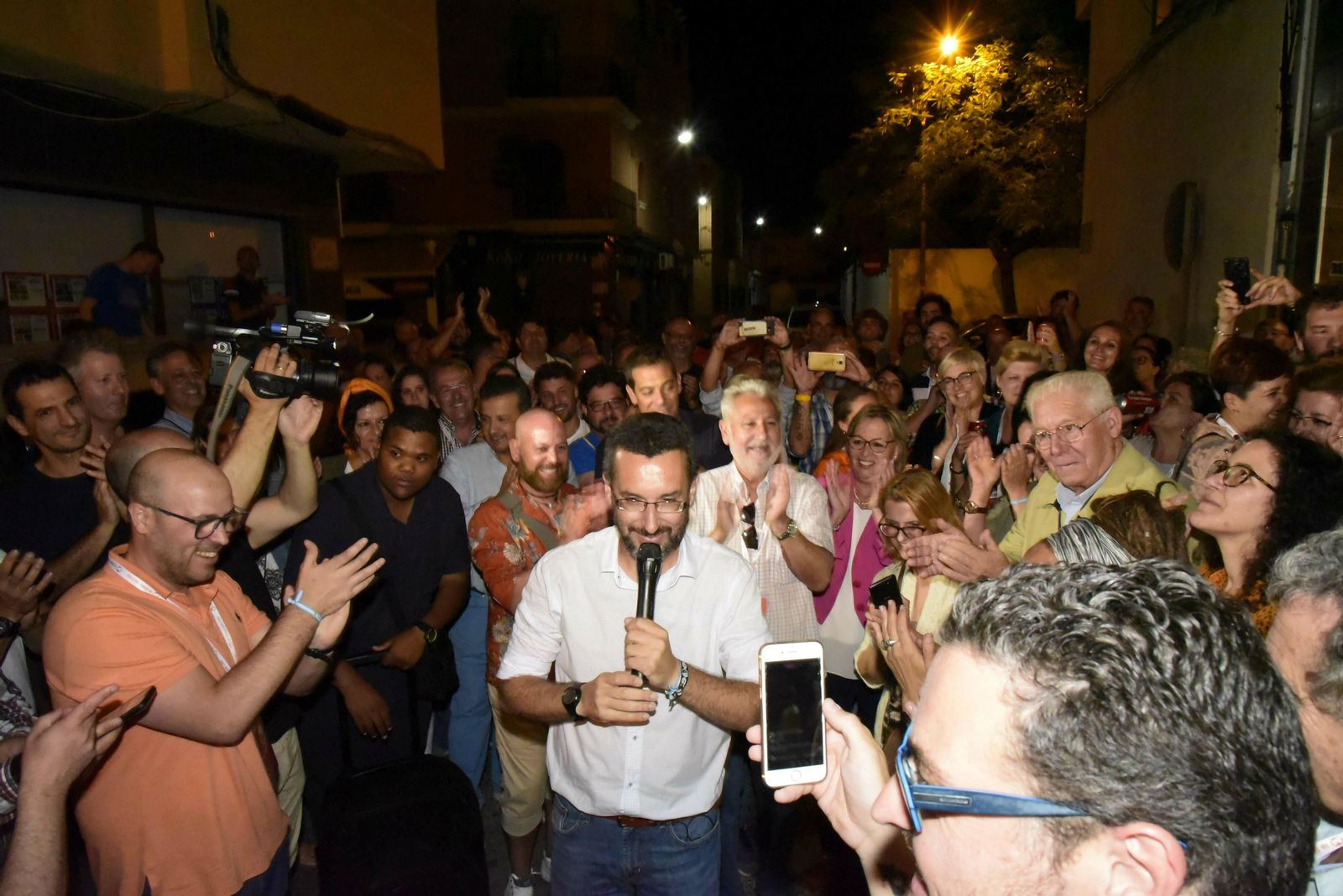 Juan Franco, aclamado por militantes y simpatizantes de La Línea 100x100, el pasado domingo Juan Franco, aclamado por militantes y simpatizantes de La Línea 100x100, el pasado domingo