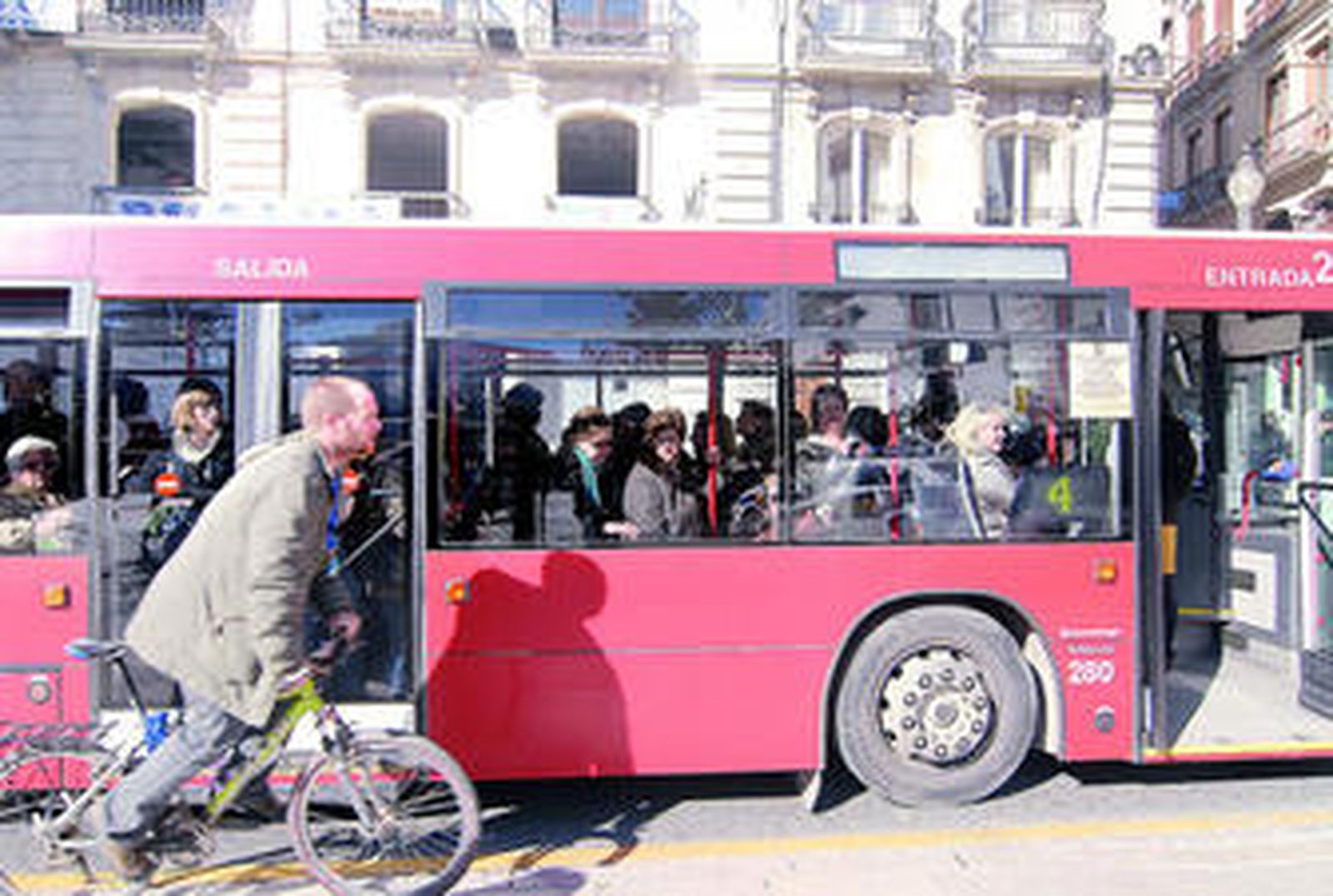 Durante todo el día de ayer 39 autobuses urbanos prestaron servicios mínimos, que se sumaron a otros veinte vehículos que salieron con normalidad.