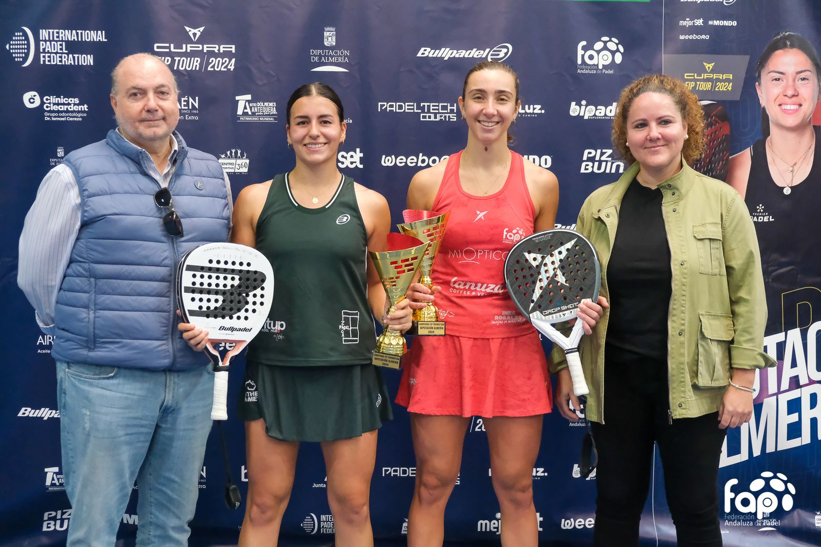 Las campeonas en categoría femenina posan con sus respectivos trofeos.