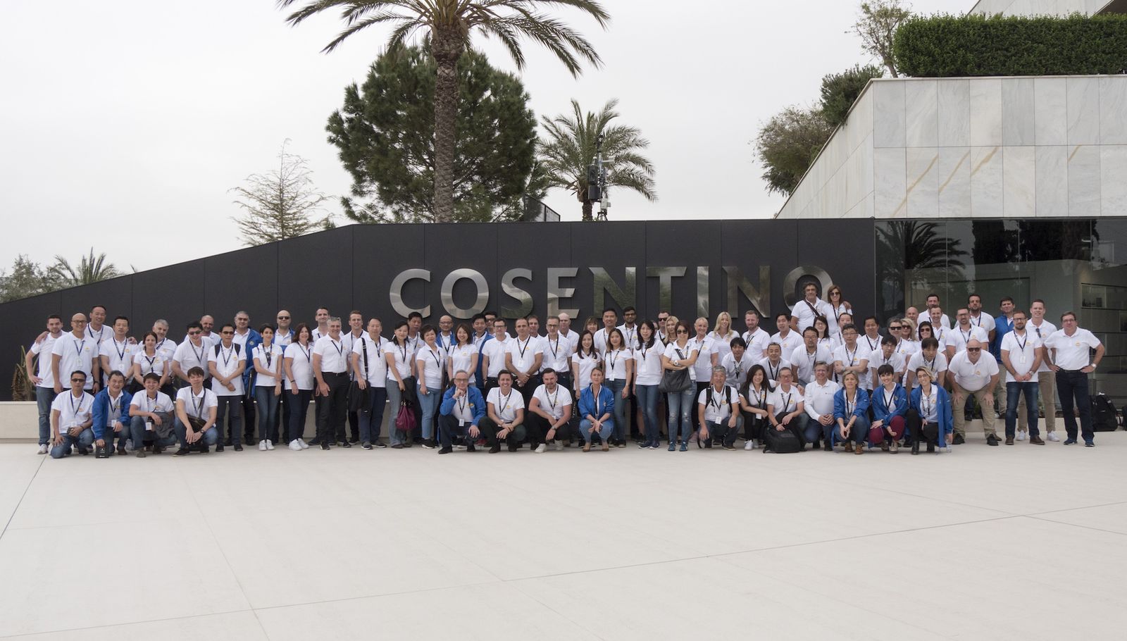 Foto de 'familia' de la convención en la sede del Grupo Cosentino