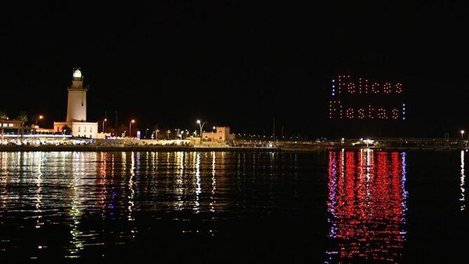 El deseo de felices fiestas dibujado con drones sobre las aguas del puerto.