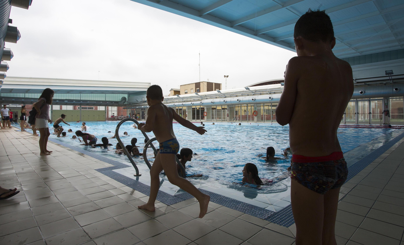Grupos de niños de distintas asociaciones participan en las actividades de 'baño social'.