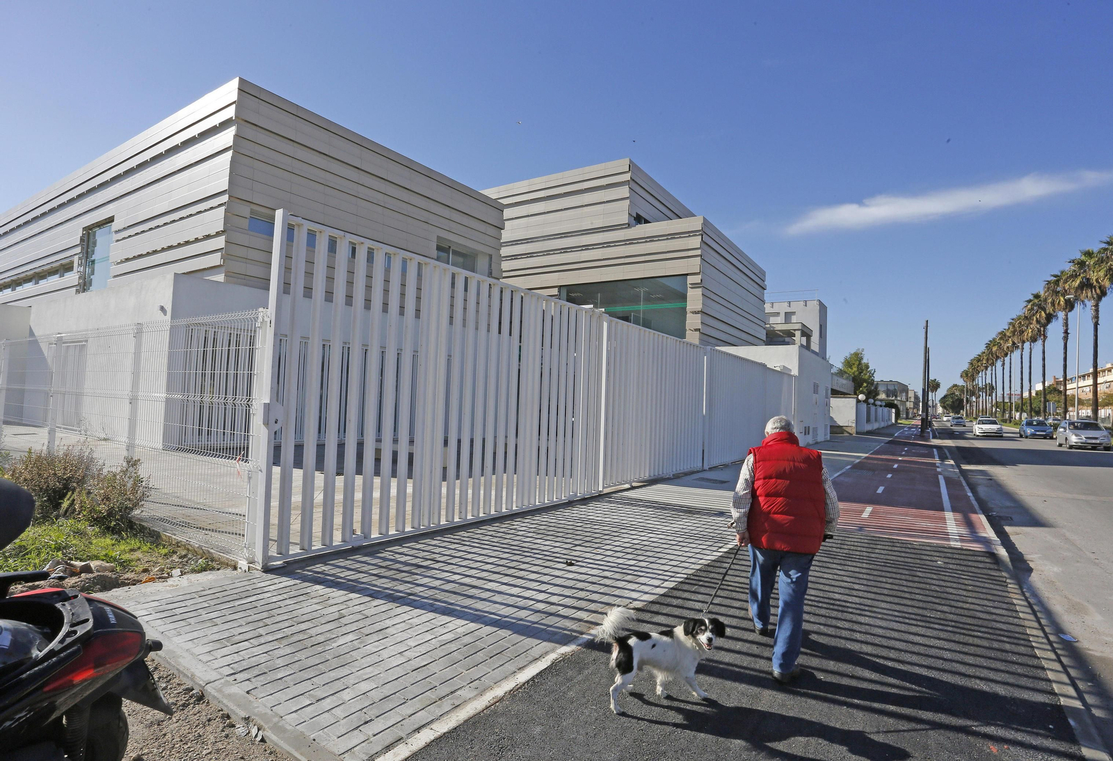 Un hombre pasea por delante del centro de salud de Jerez Sur.
