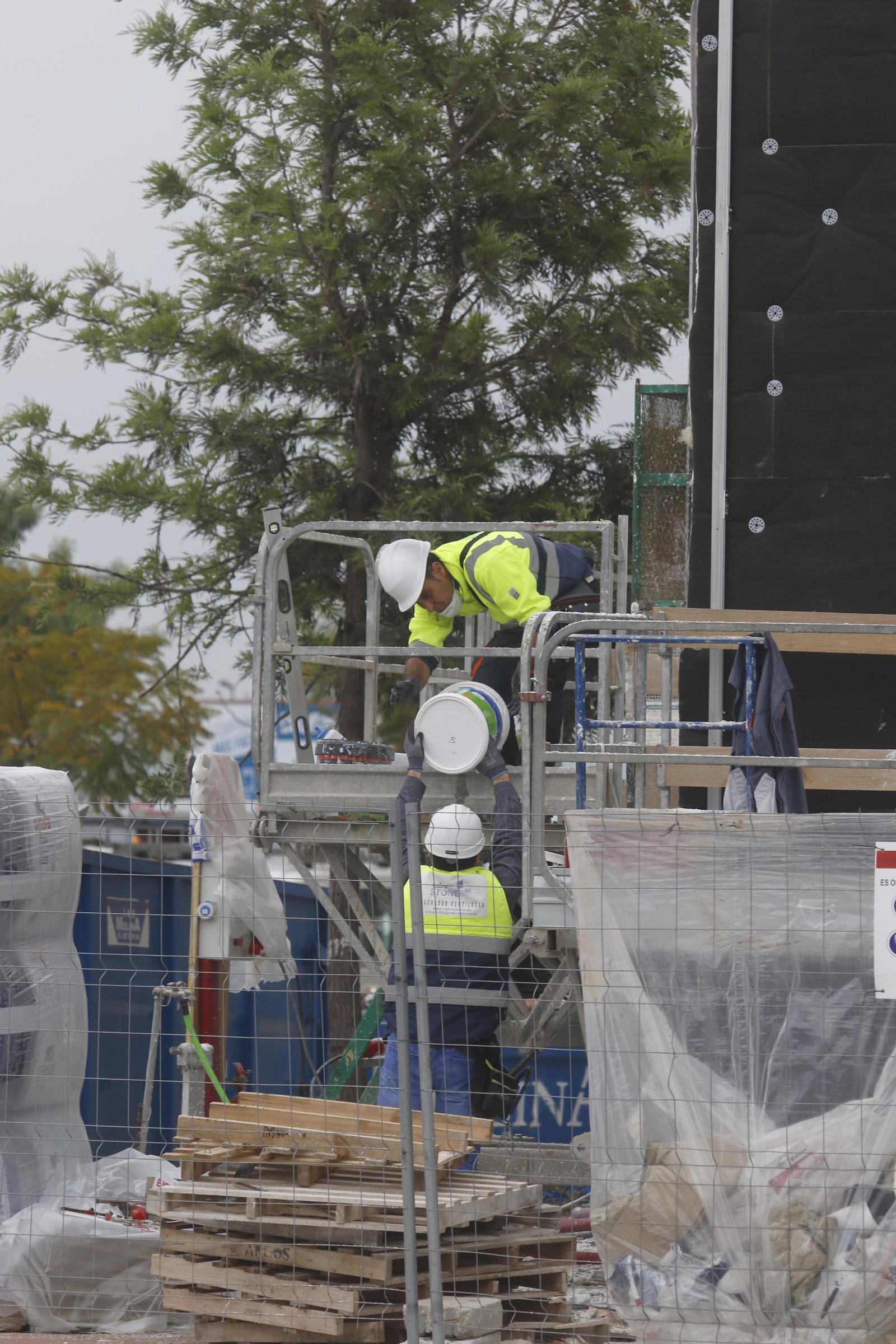 Las fotos del reparto masivo de mascarillas y la vuelta al trabajo en algunos sectores en Córdoba