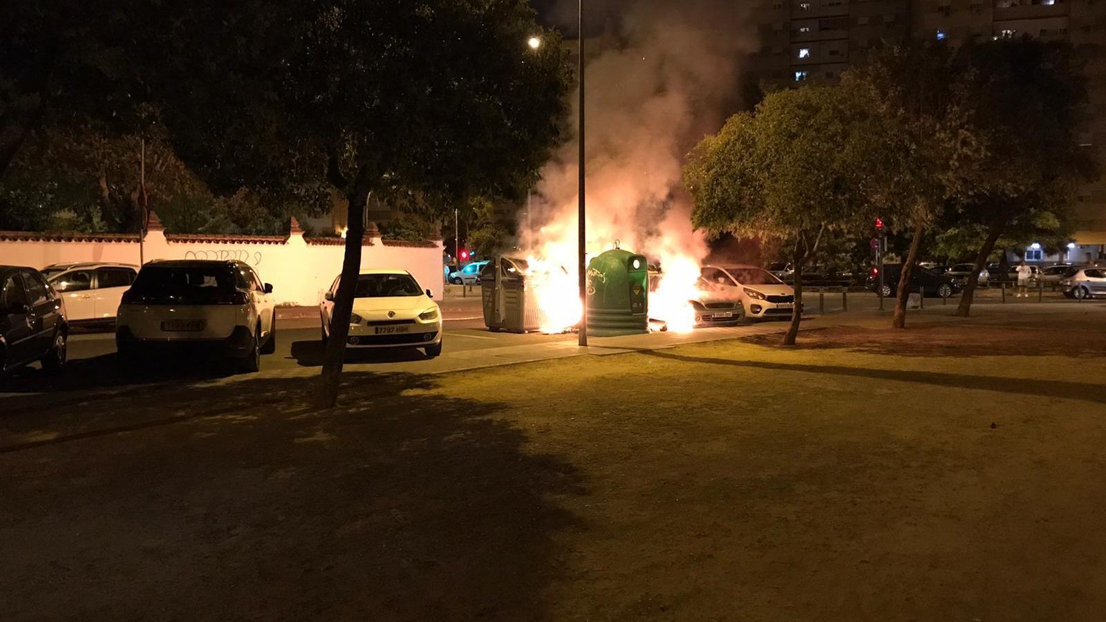Contenedores ardiendo en la calle Familias Cuidadoras, muy cerca del parque de Miraflores.