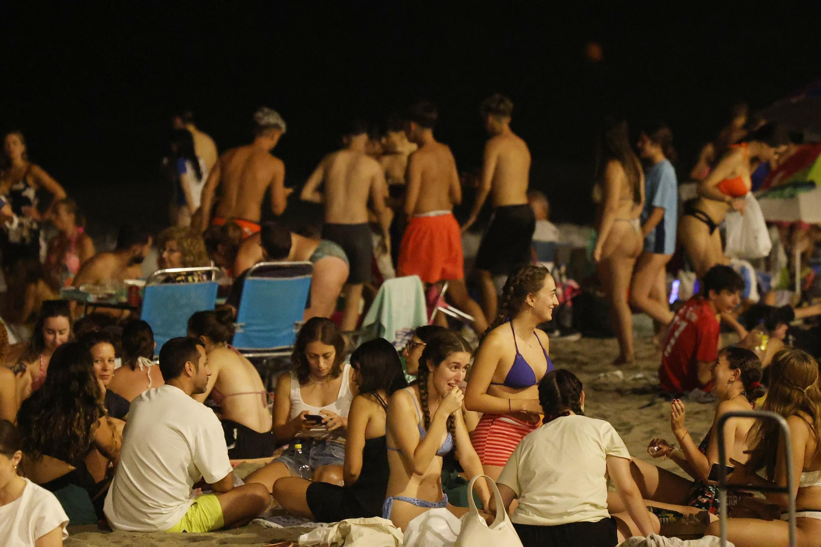 Así se vive la Noche de San Juan en la playa de la Malagueta de Málaga, en fotos