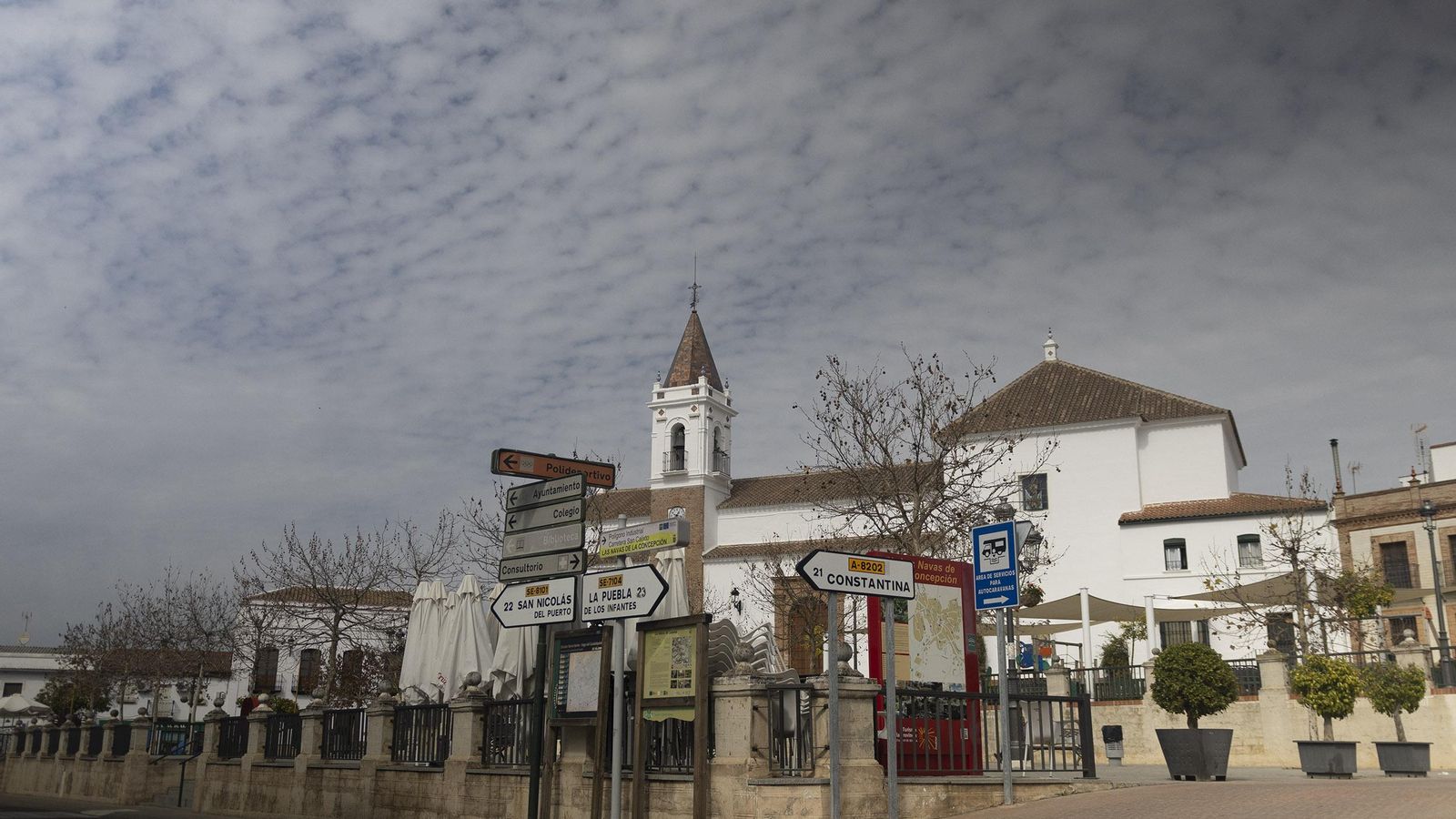 La plaza principal de Las Navas, con las direcciones hacia otros pueblos.