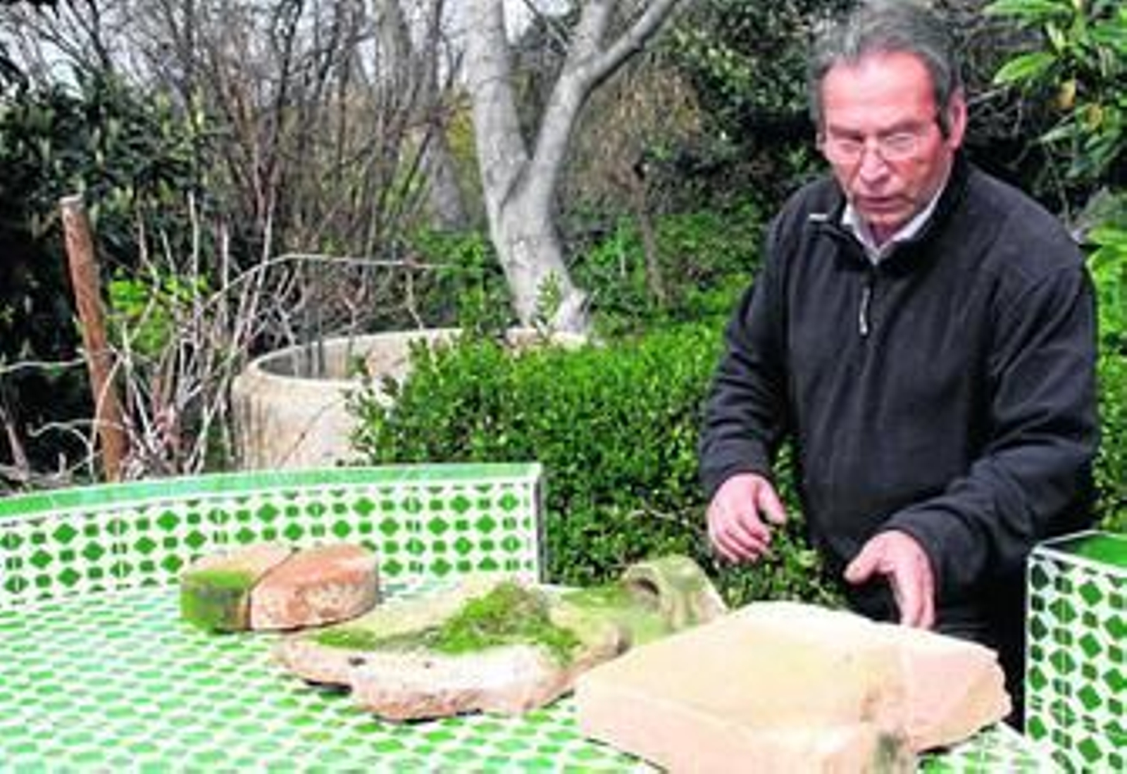 Herrero enseña alguno de los restos aparecidos en su huerto, situado en Antequera (Málaga).