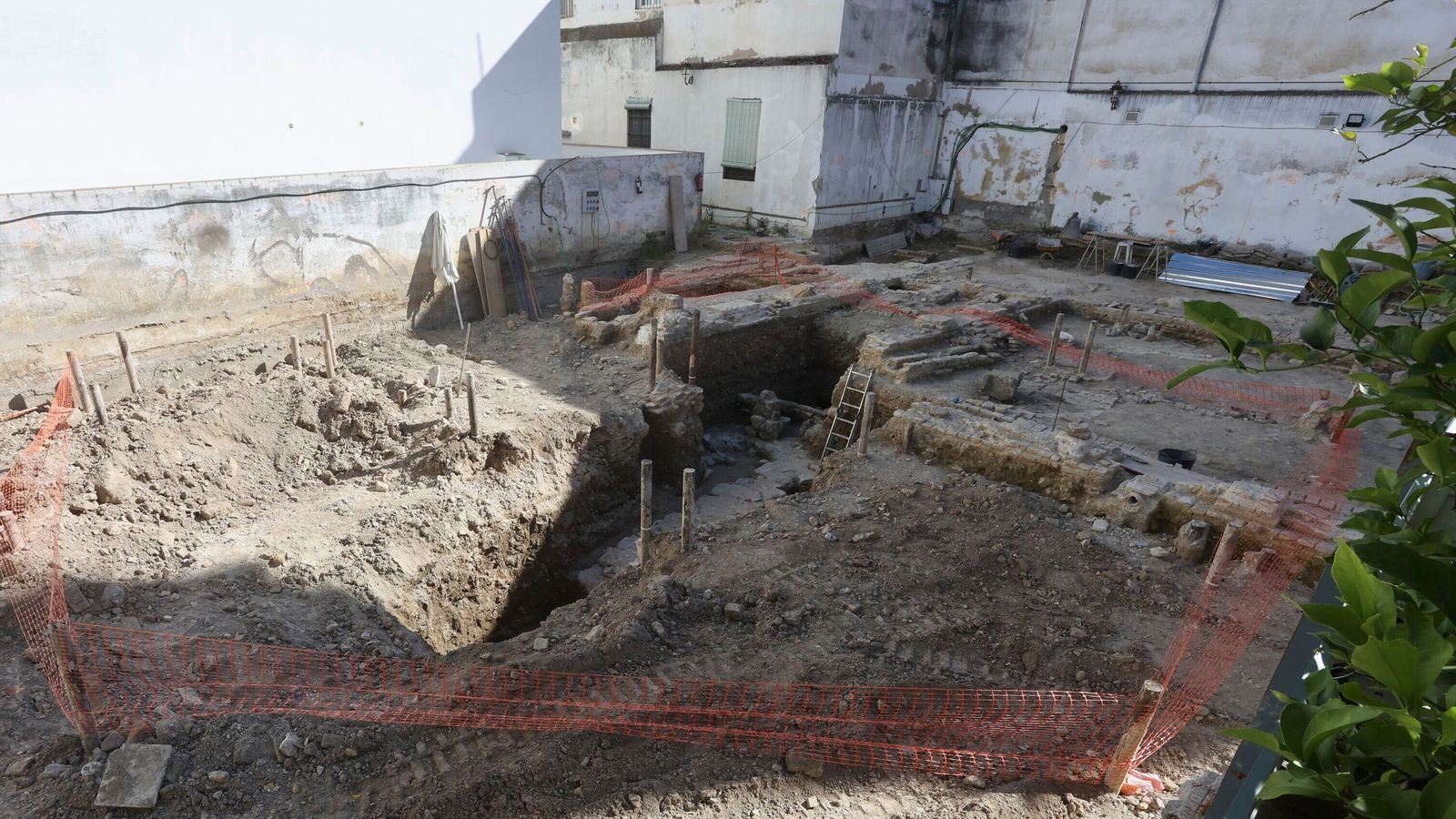 Los cimientos romanos encontrados se pueden ver en la excavación del centro de la fotografía.