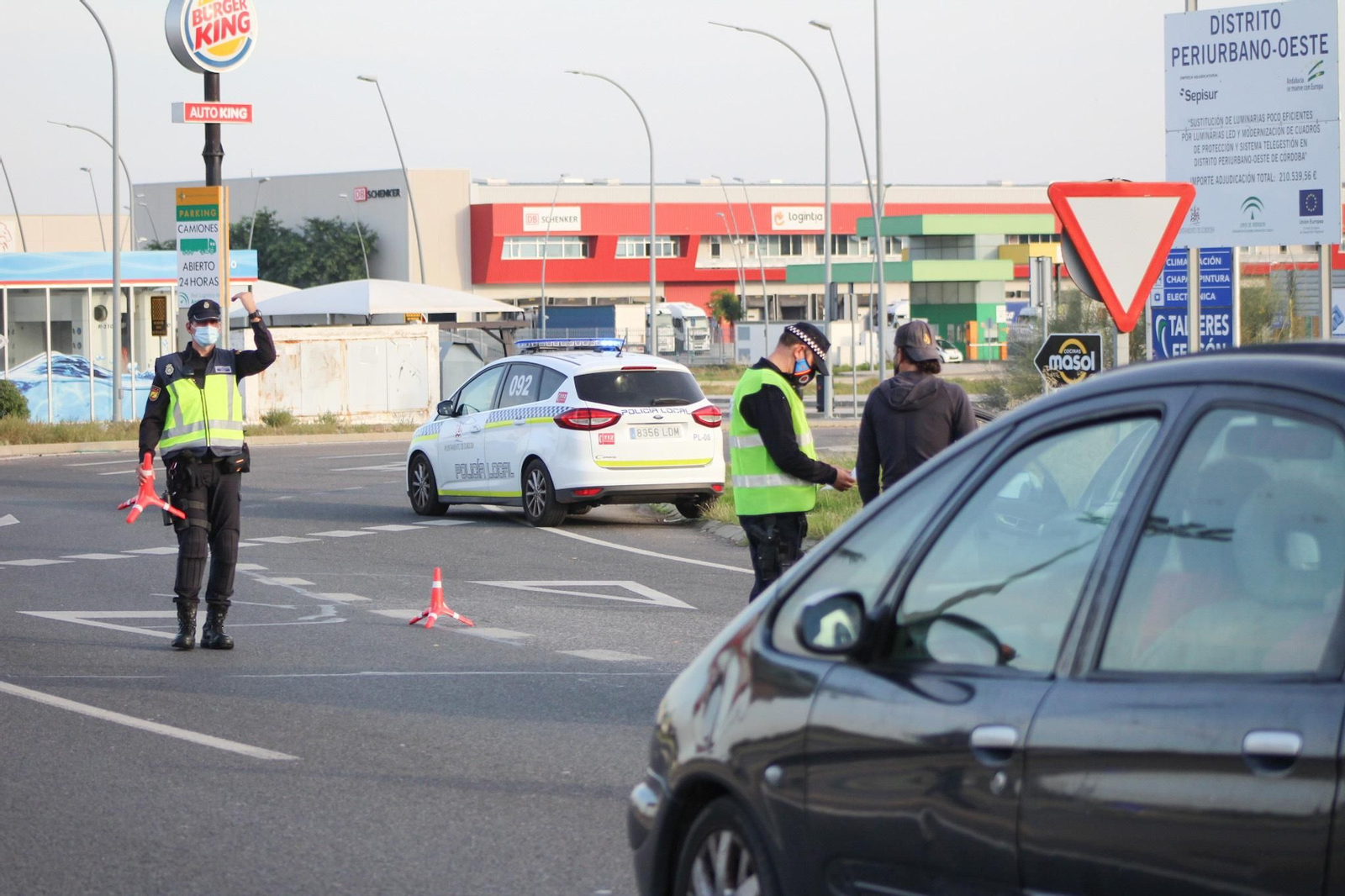 El control de la Policía a la salida de Córdoba, en fotografías