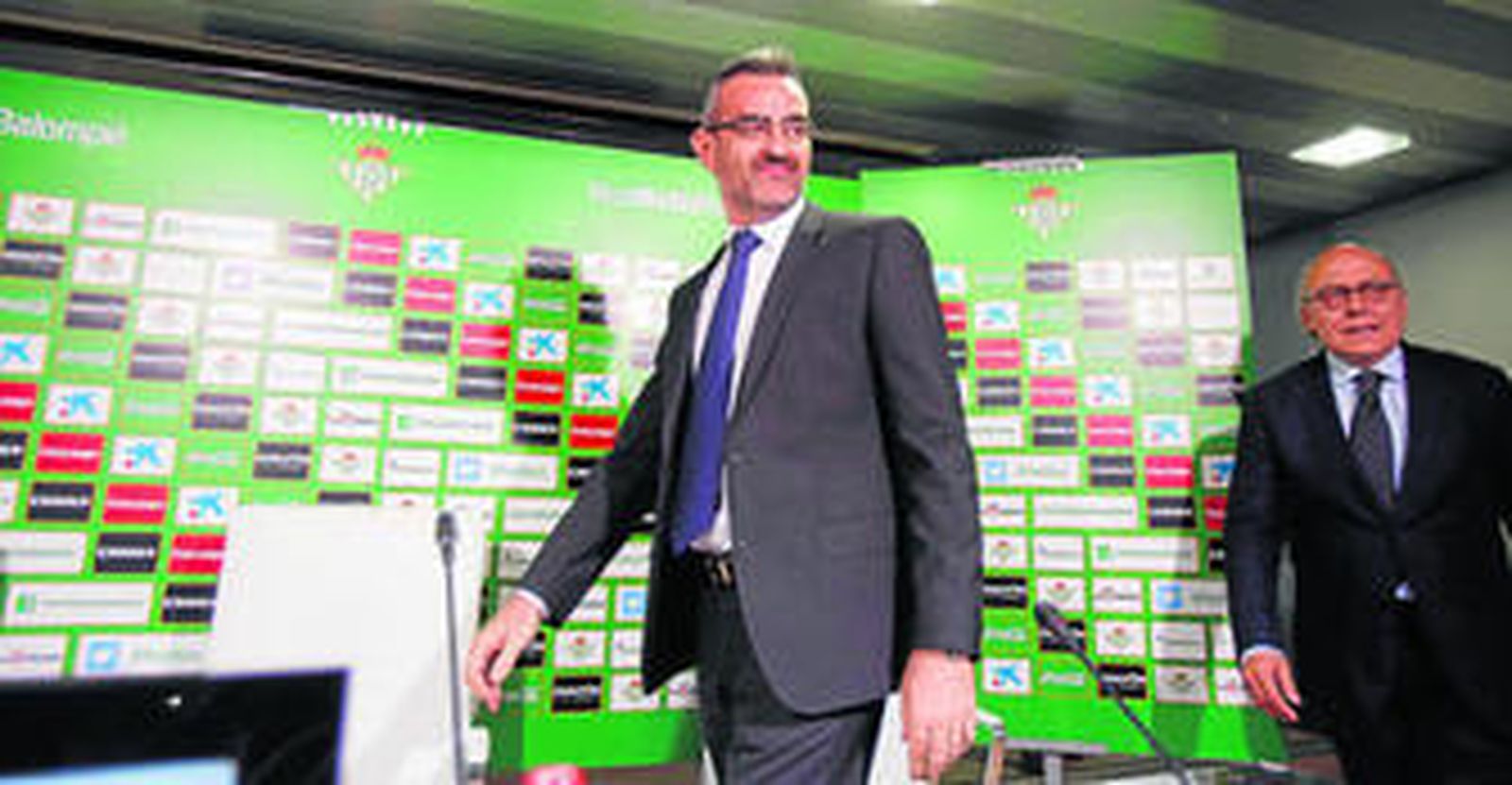 El director deportivo del Betis, Eduardo Maciá, y el presidente, Juan Carlos Ollero, el día de la presentación del primero en la sala de prensa del club.