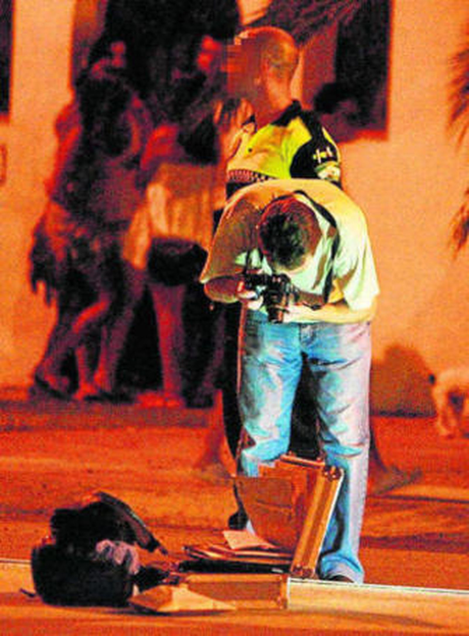 Un miembro de la Policía fotografía la escena del crimen en Puerto Real.