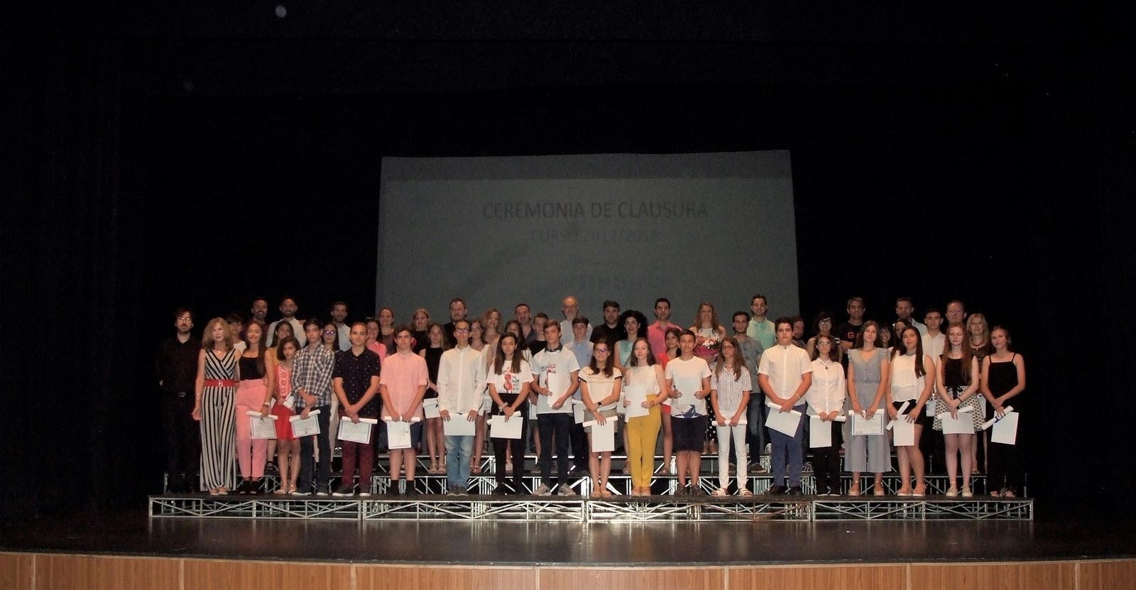 La concejala de Cultura de Roquetas, María Dolores Ortega con los profesores y alumnos que recibieron las orlas.