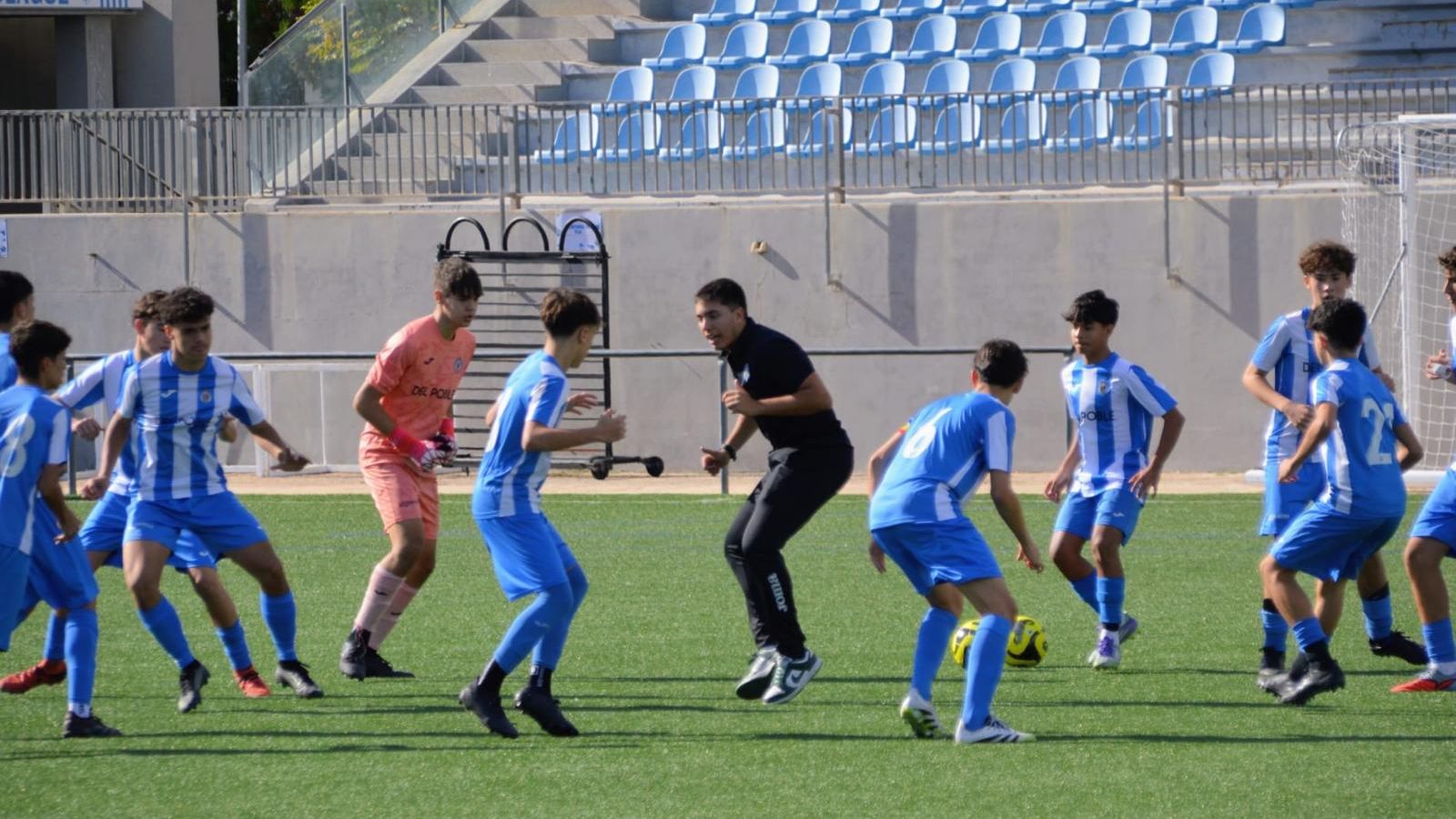 Aitor Castell dirige uno de los entrenamientos del conjunto valenciano.
