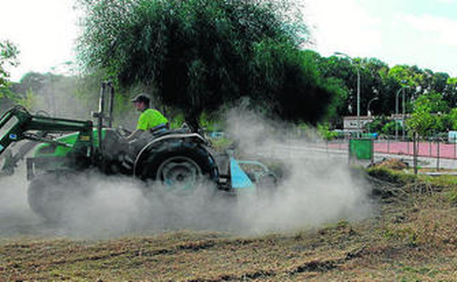 La nueva máquina desbrozadora limpia una parcela.