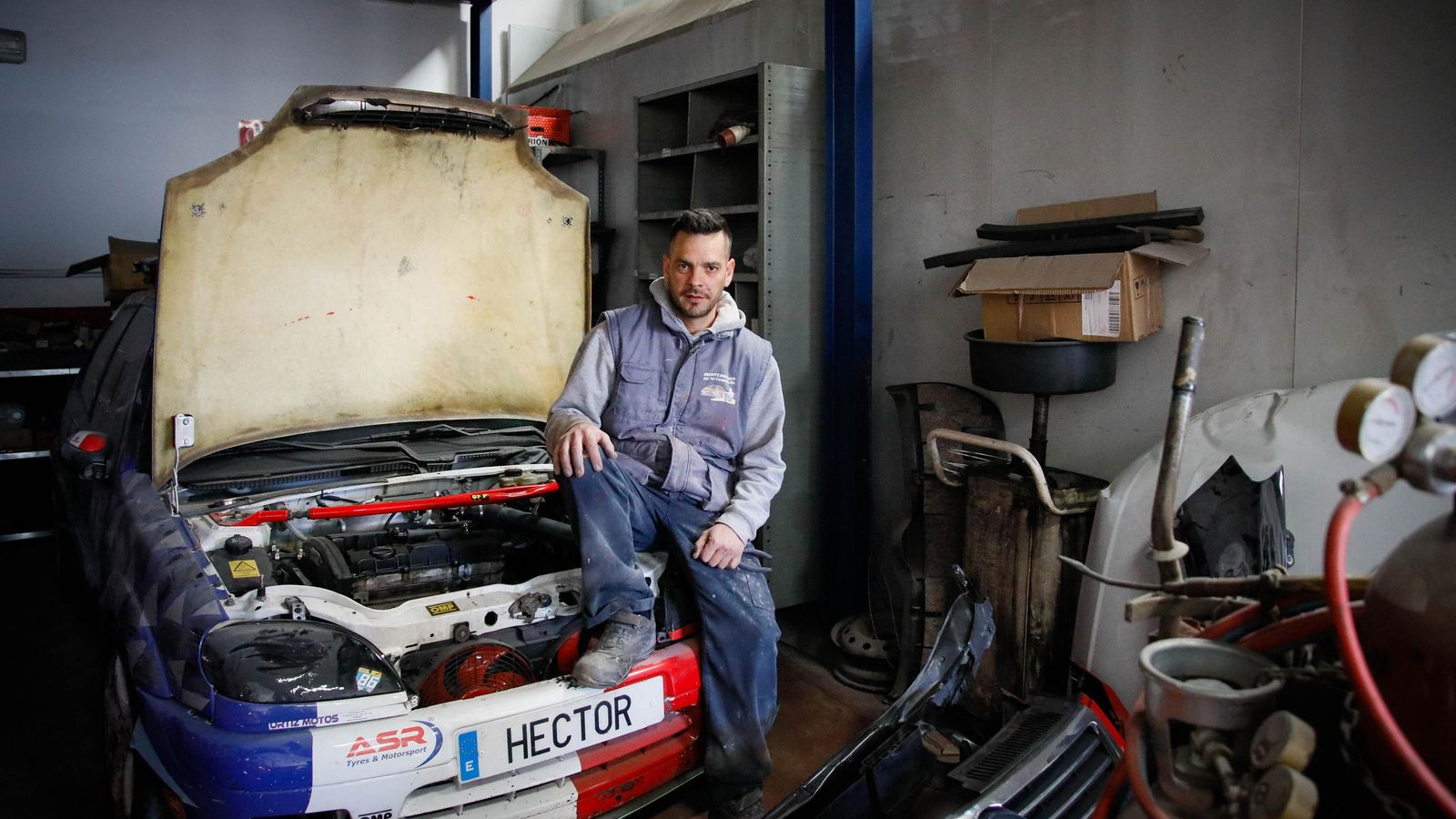 Héctor Motos en su taller con uno de sus vehículos.