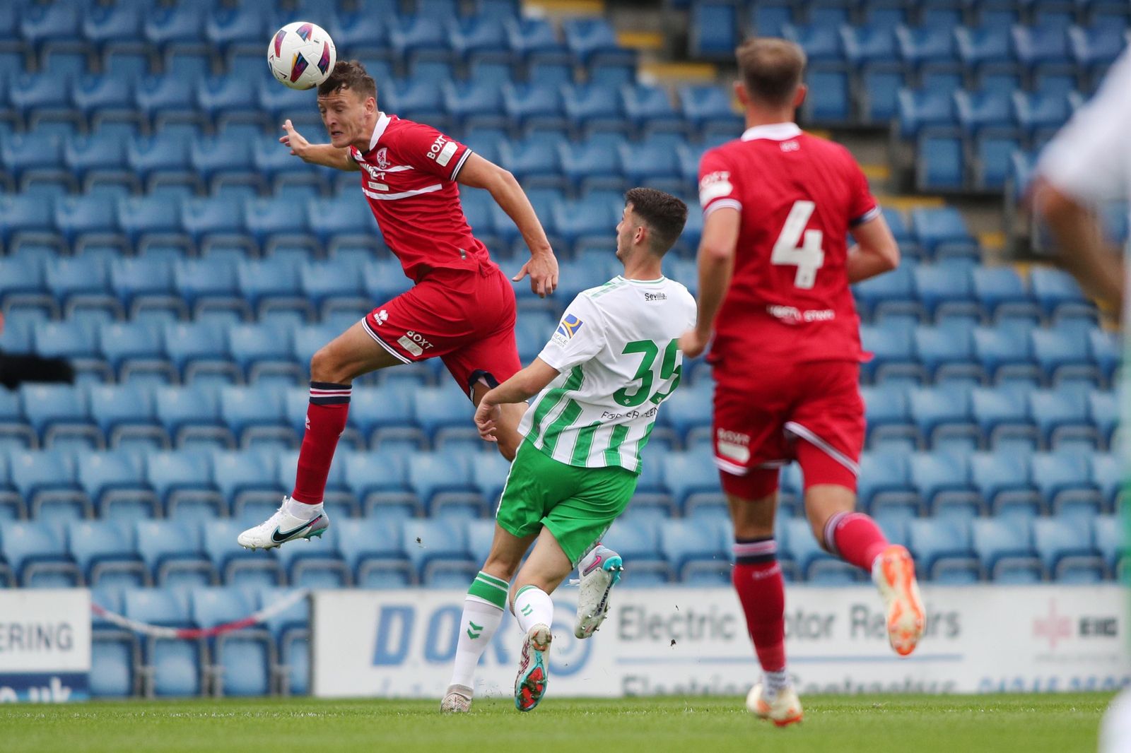 Un jugador del Middlesbrough corta elbalón en presencia del bético Raúl.